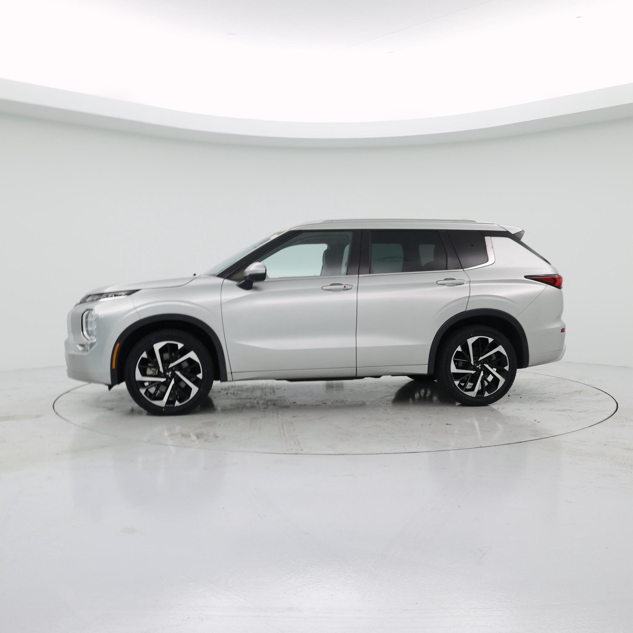Thumbnail: 2023 Mitsubishi Outlander - 3