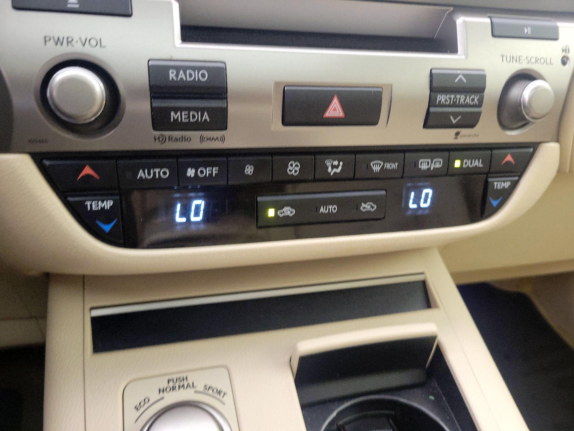 Thumbnail: 2015 Lexus ES - 16