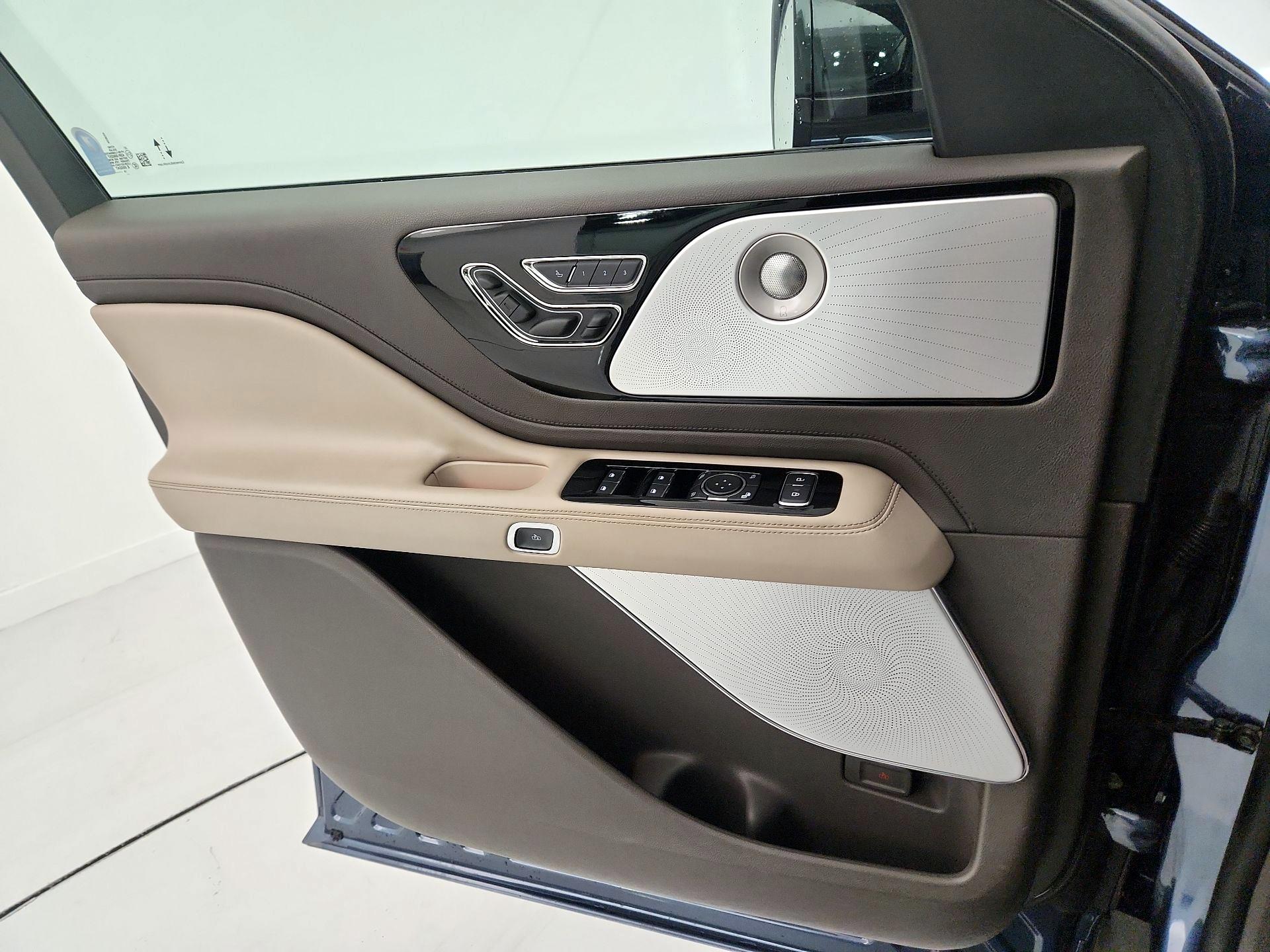 Thumbnail: 2020 Lincoln Aviator - 12