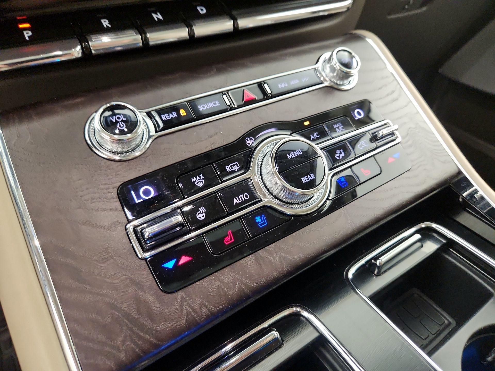 Thumbnail: 2020 Lincoln Aviator - 17