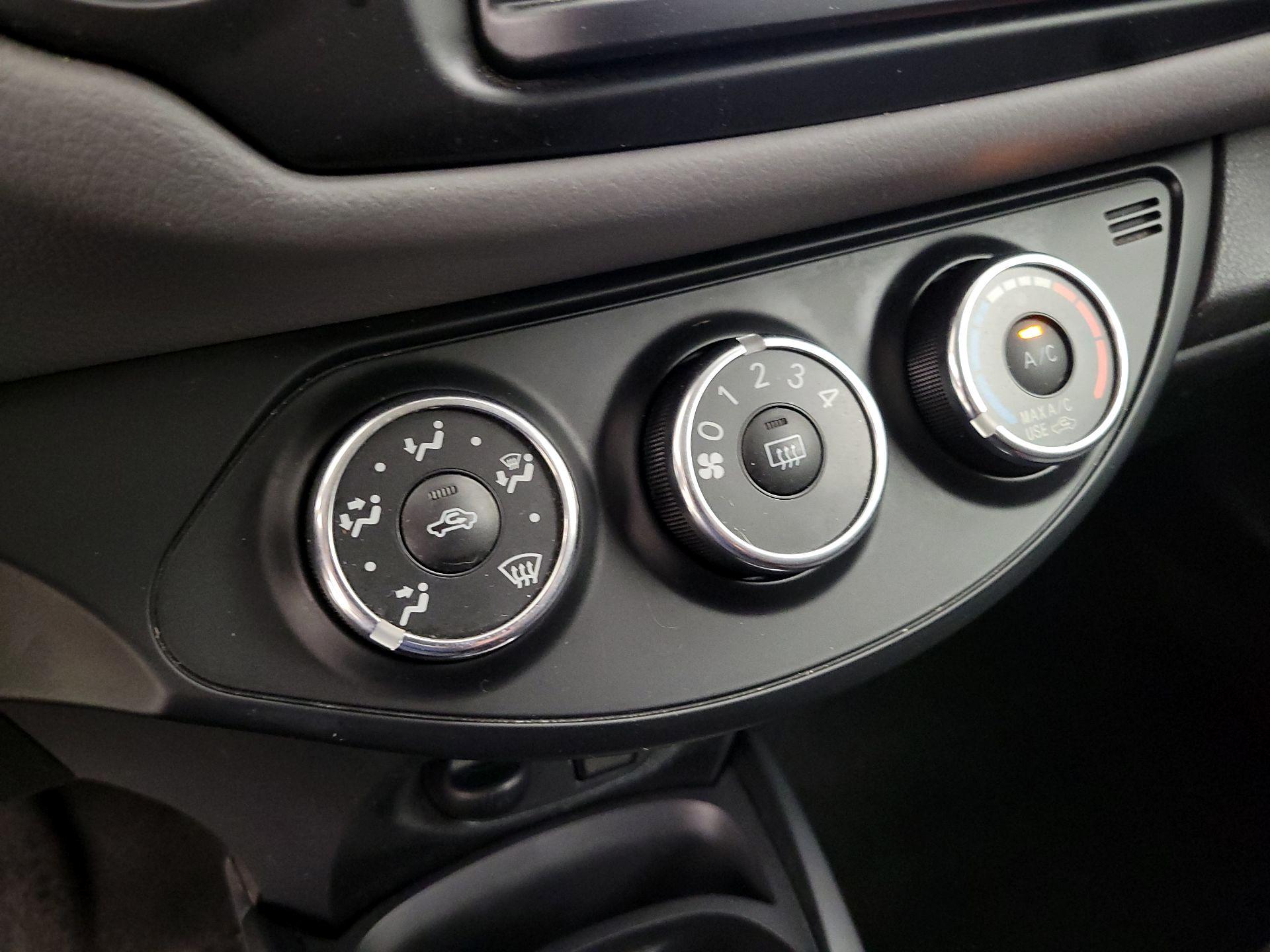 Thumbnail: 2015 Toyota Yaris - 15