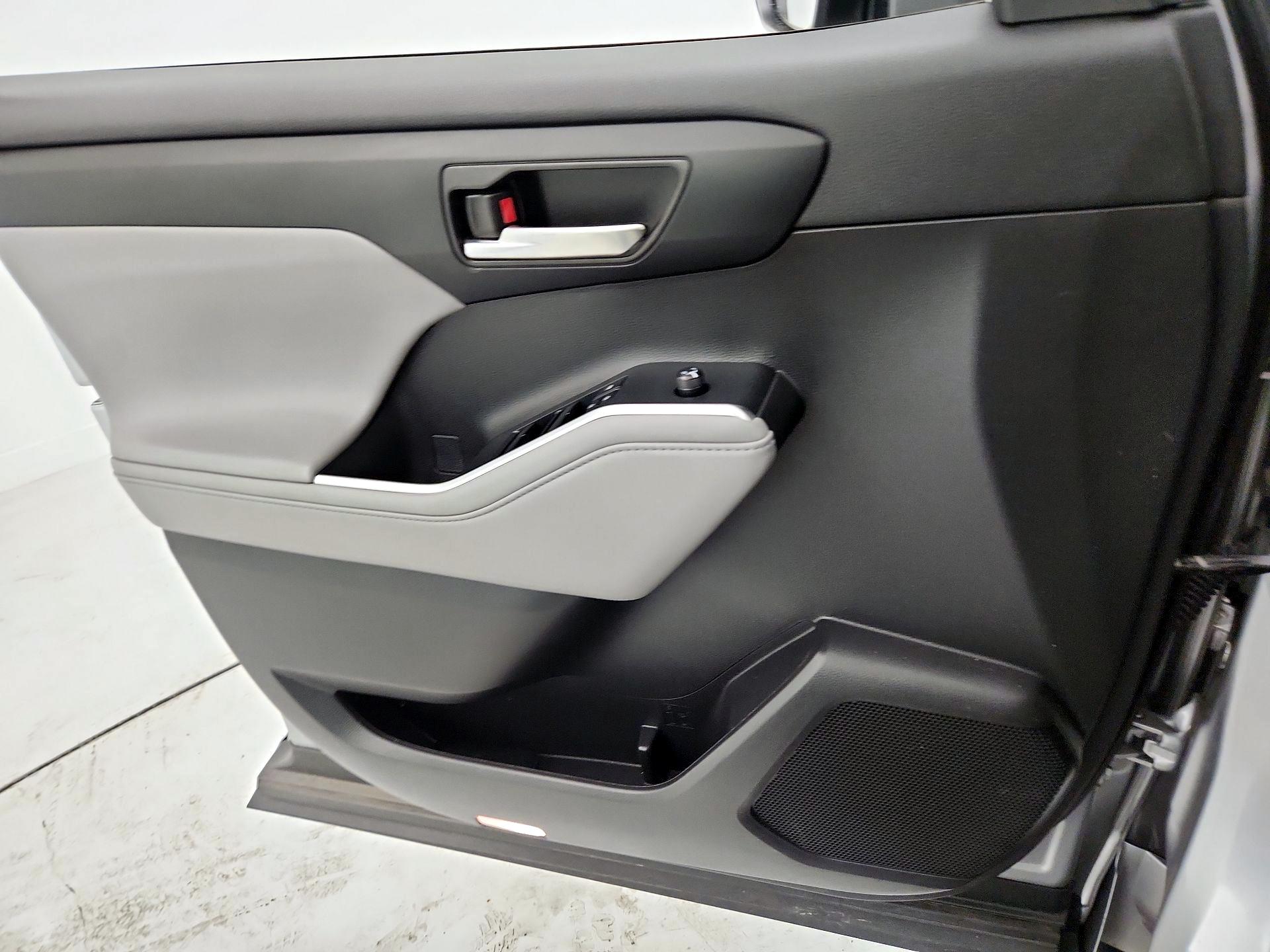 Thumbnail: 2022 Toyota Highlander - 12