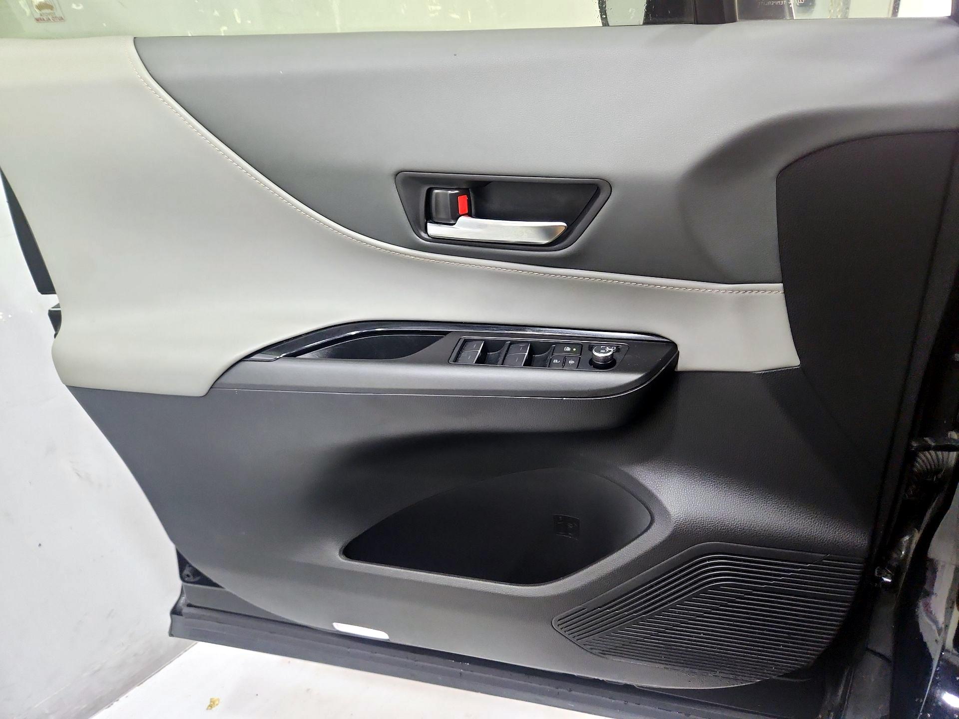 Thumbnail: 2021 Toyota Venza - 12