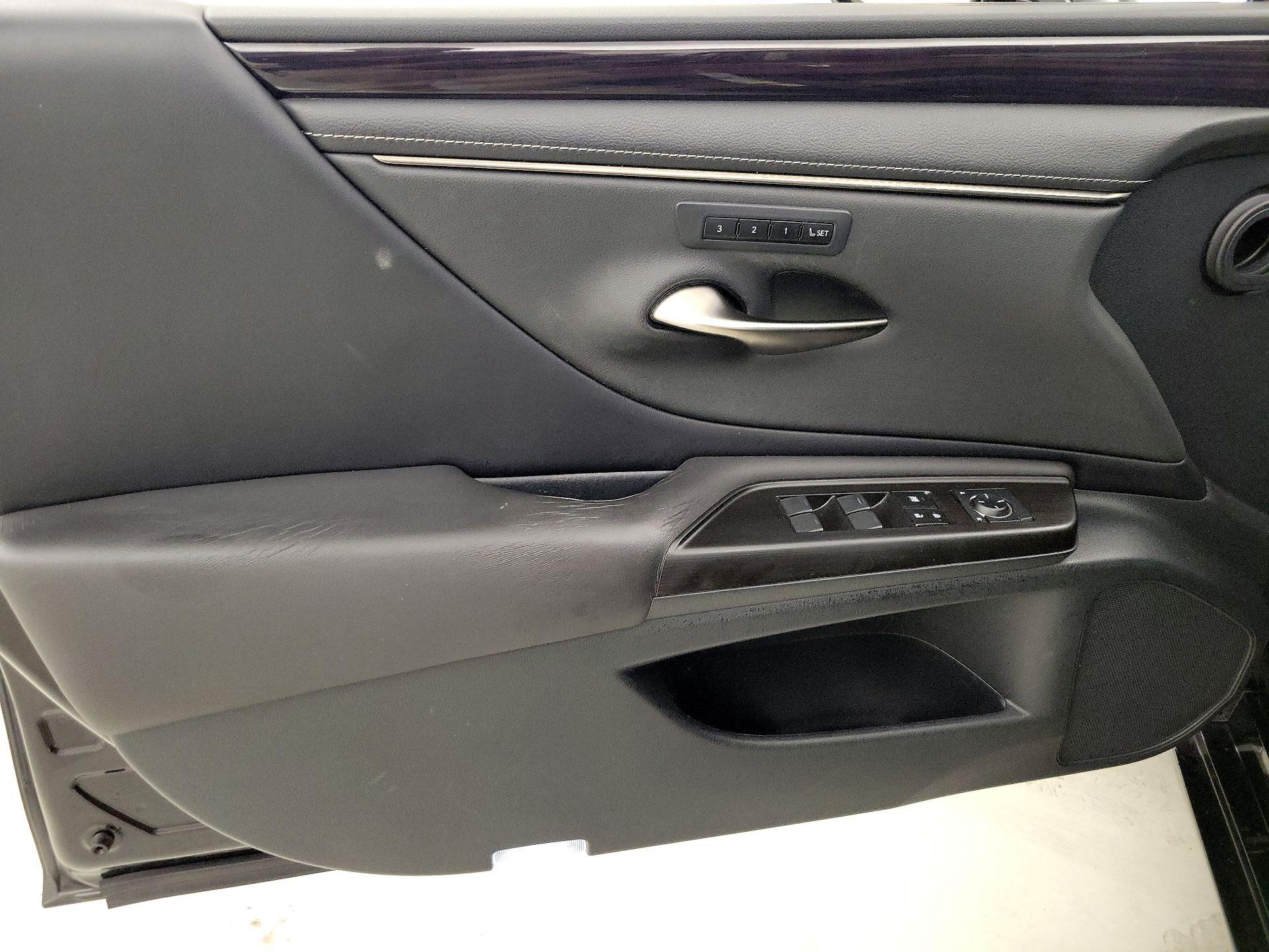 Thumbnail: 2019 Lexus ES - 12