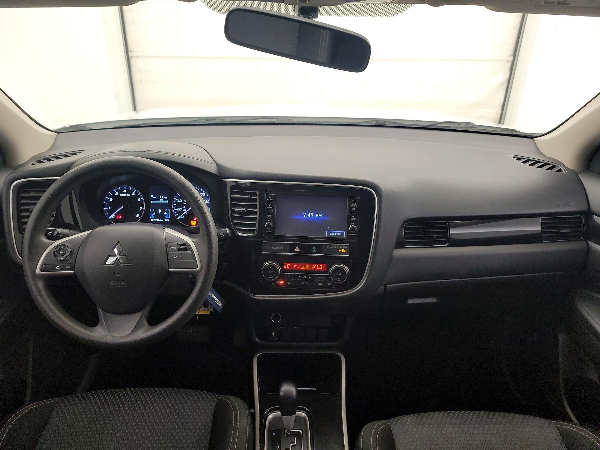 Thumbnail: 2019 Mitsubishi Outlander - 9