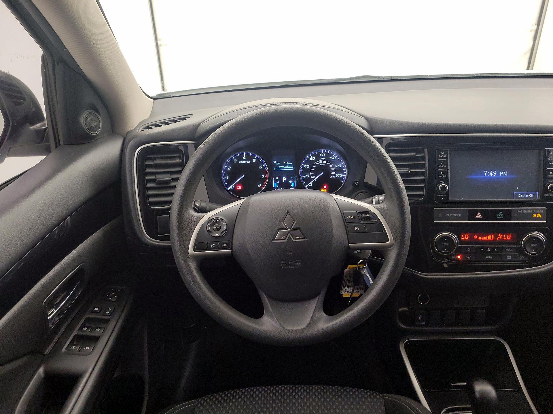Thumbnail: 2019 Mitsubishi Outlander - 10