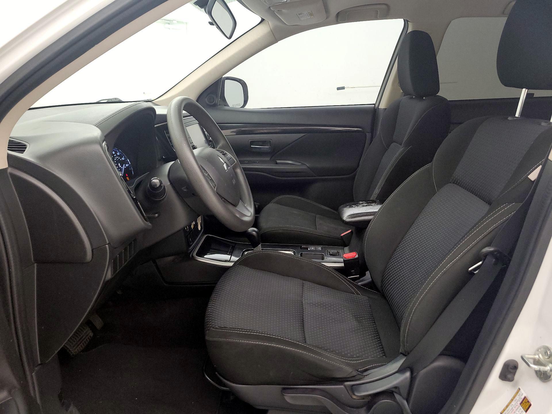 Thumbnail: 2019 Mitsubishi Outlander - 11