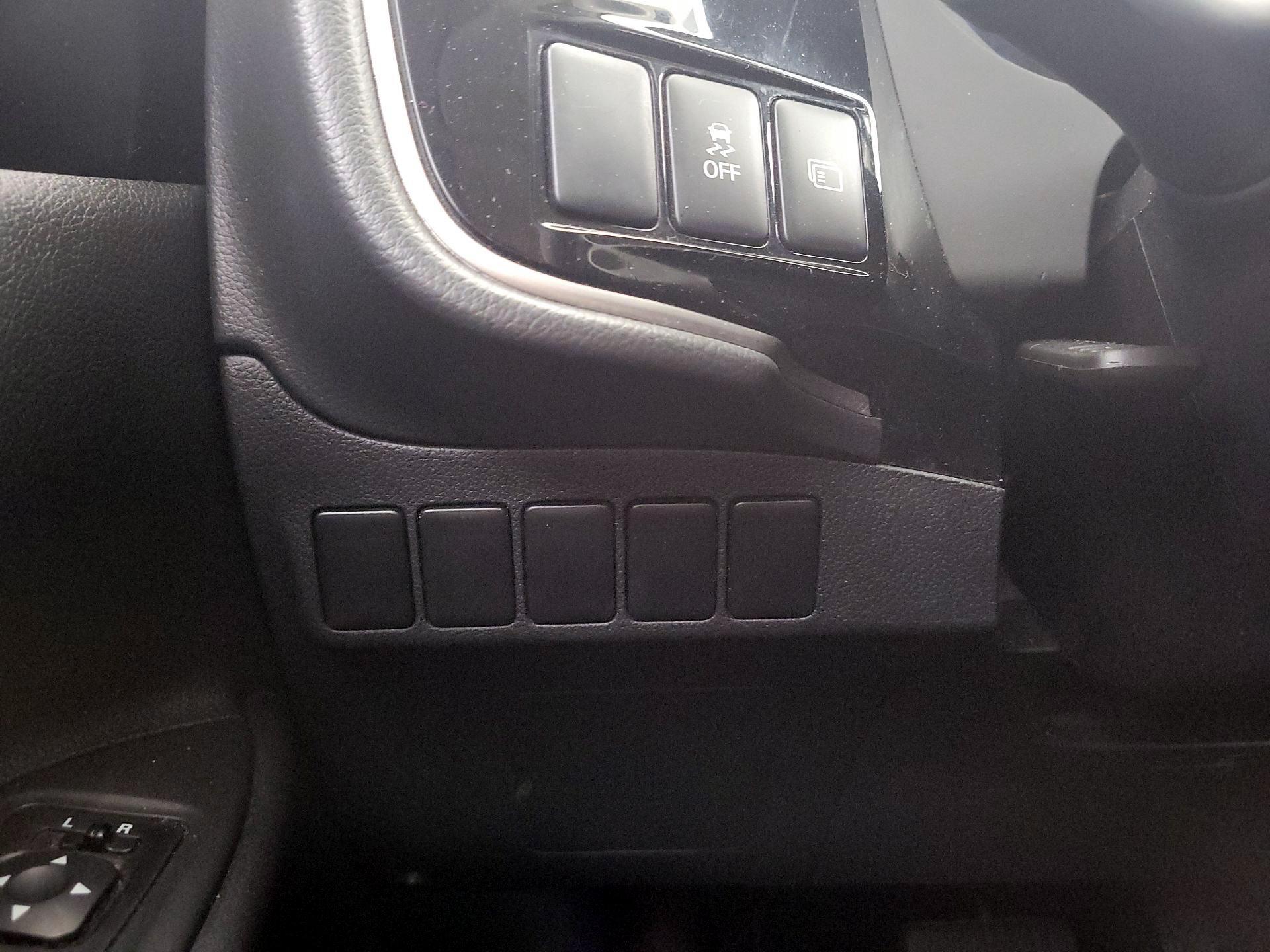 Thumbnail: 2019 Mitsubishi Outlander - 13