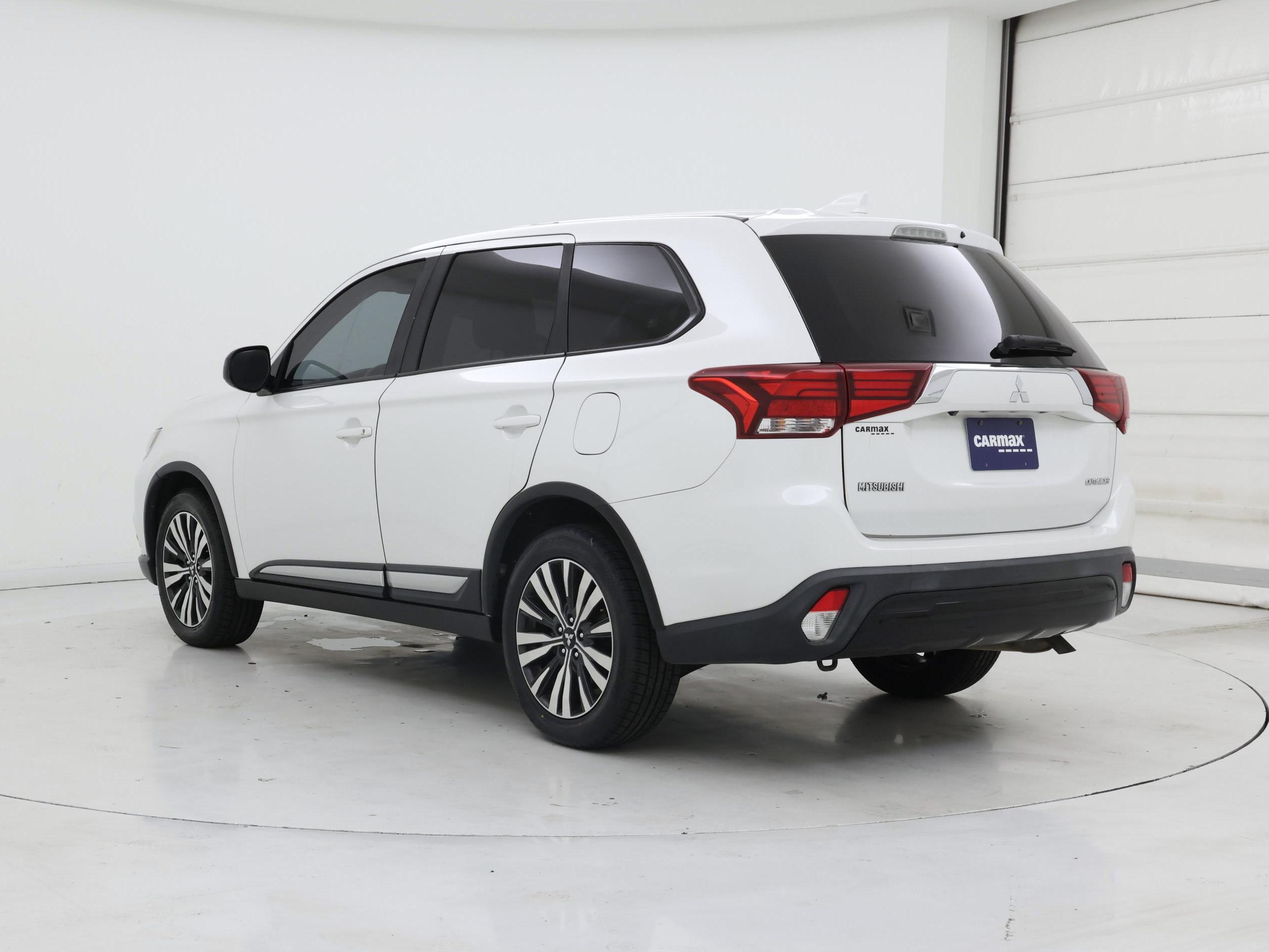 Thumbnail: 2019 Mitsubishi Outlander - 2