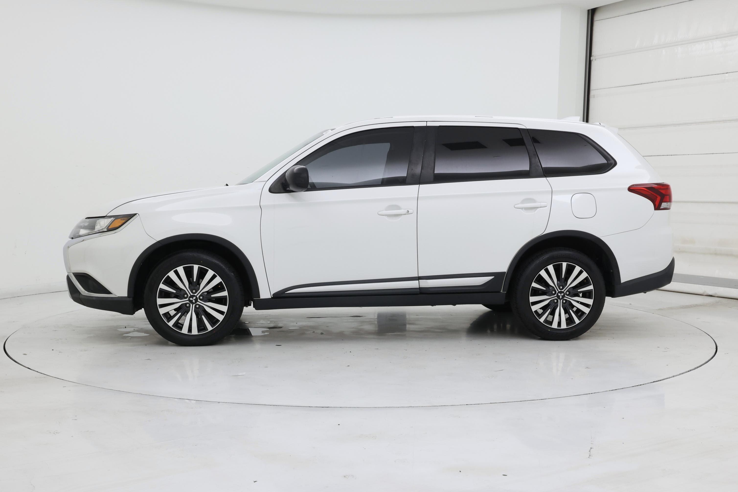 Thumbnail: 2019 Mitsubishi Outlander - 3