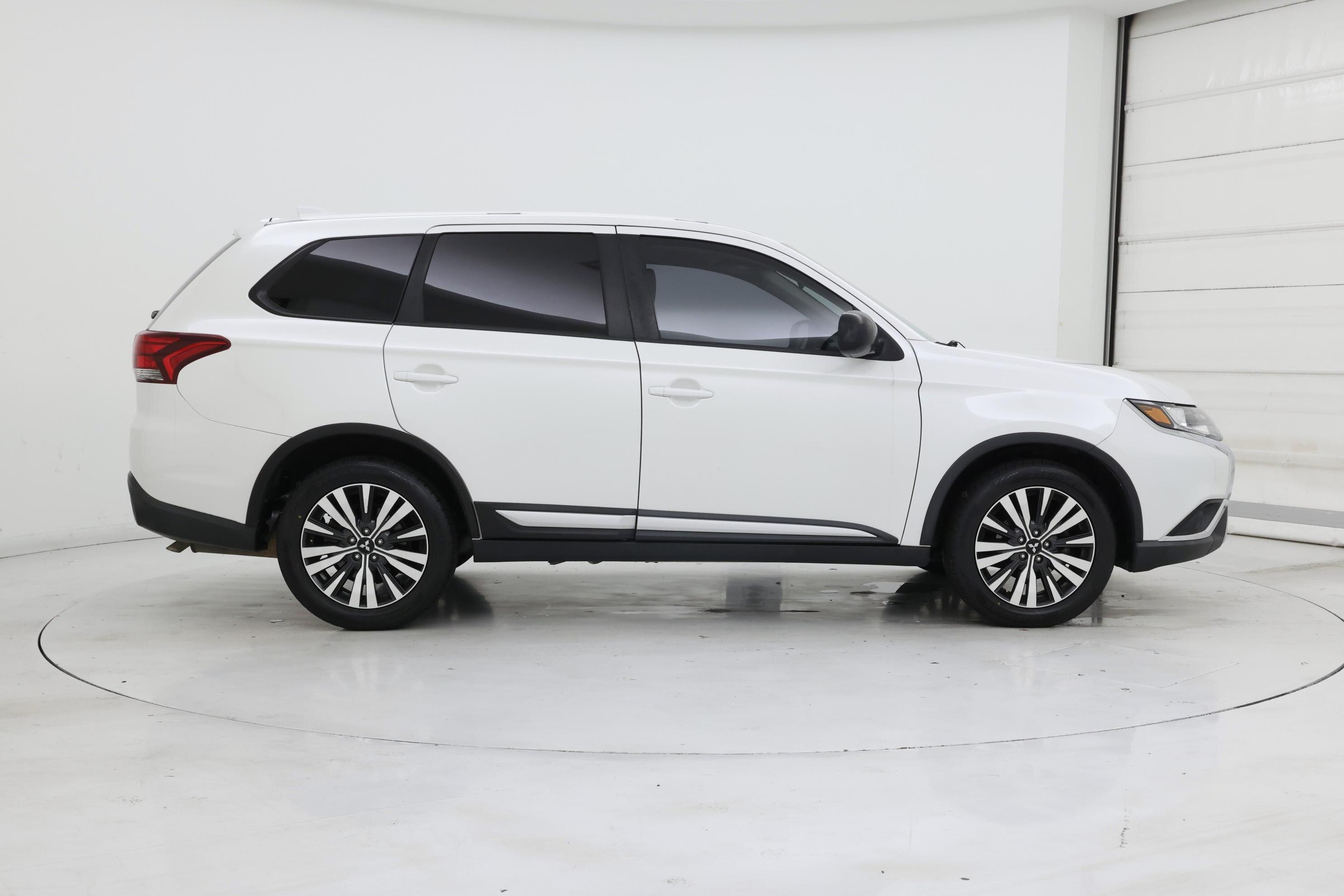 Thumbnail: 2019 Mitsubishi Outlander - 7