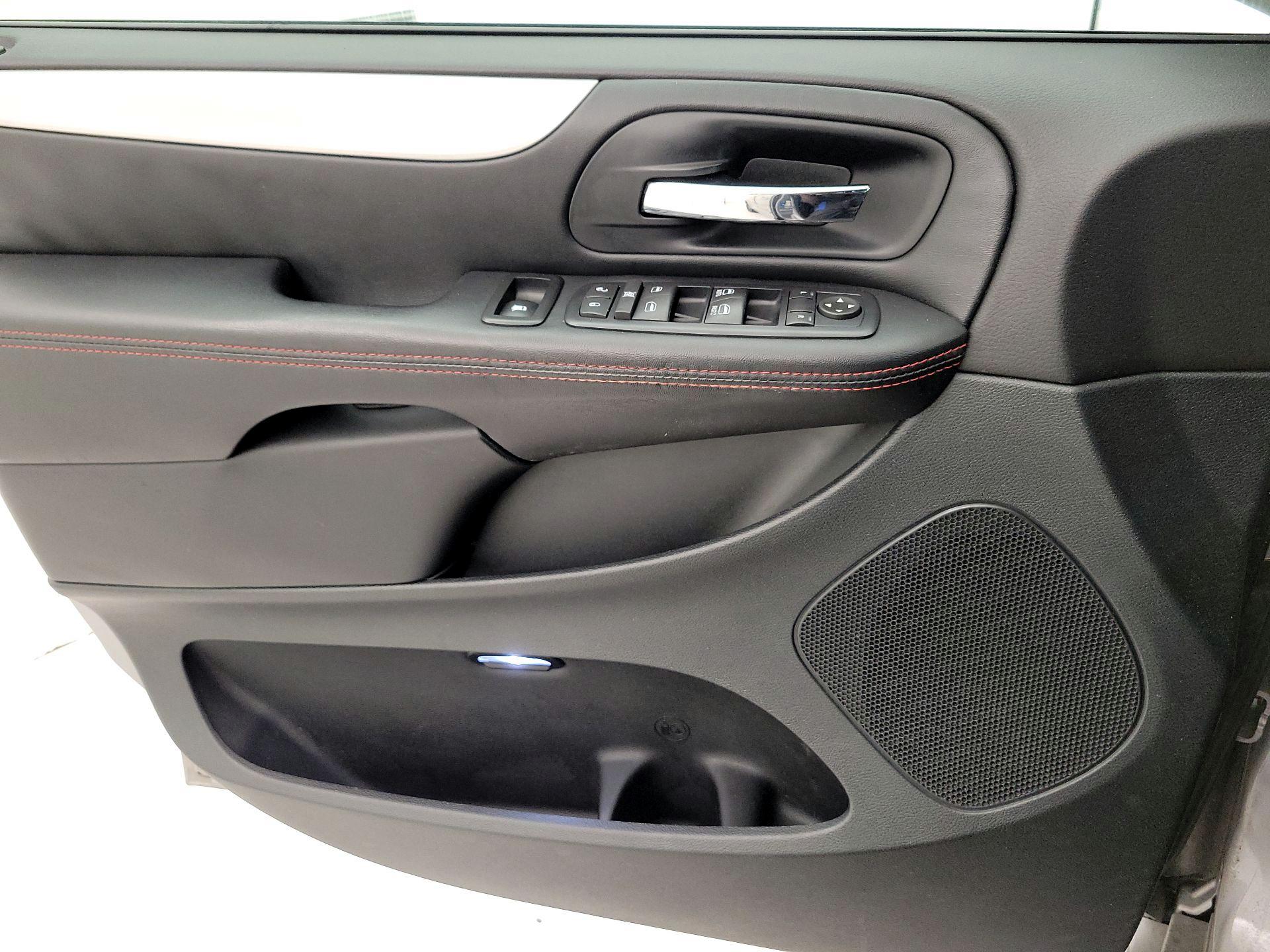 Thumbnail: 2016 Dodge Grand Caravan - 12