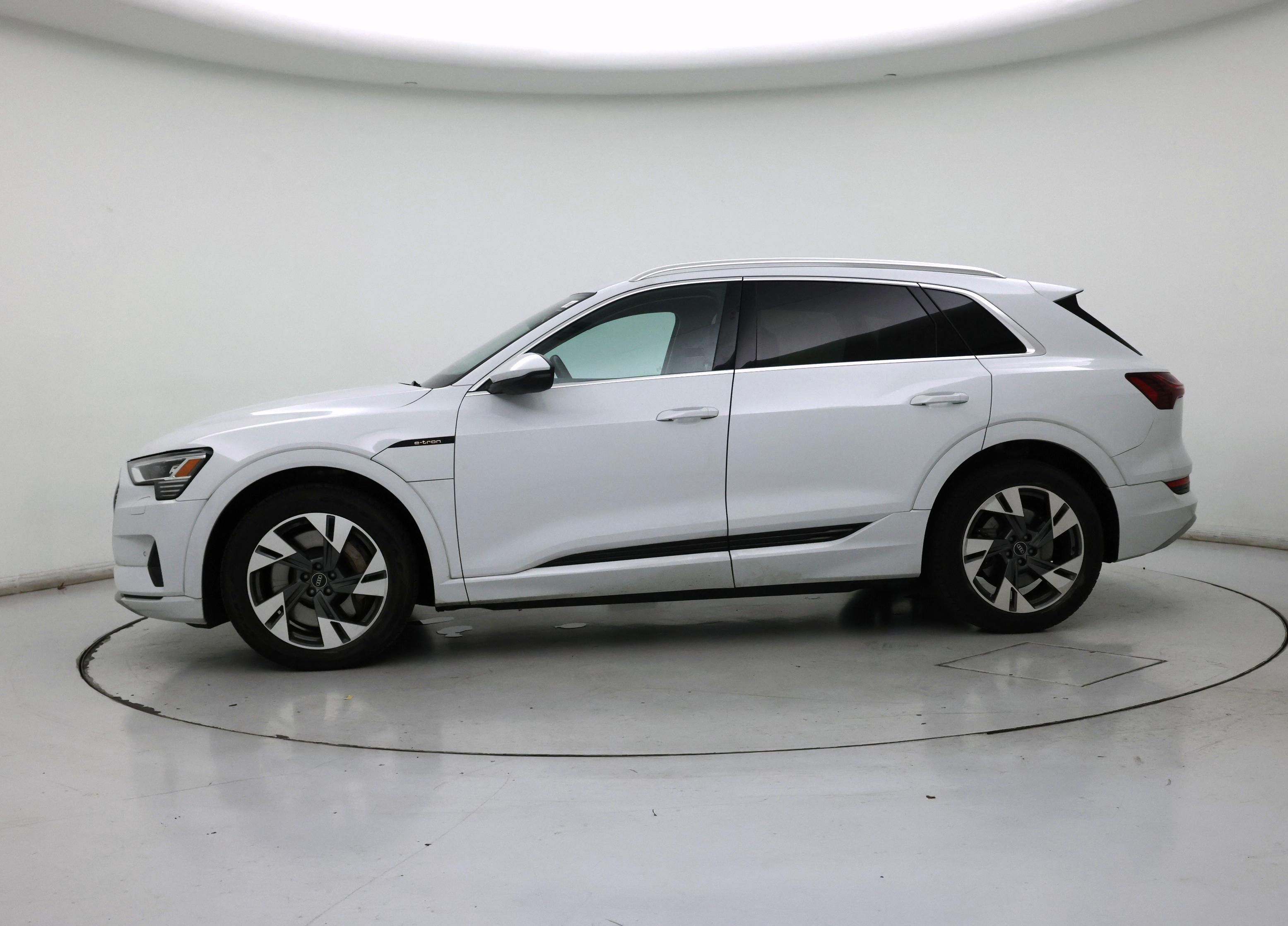 Thumbnail: 2021 Audi e-tron - 3