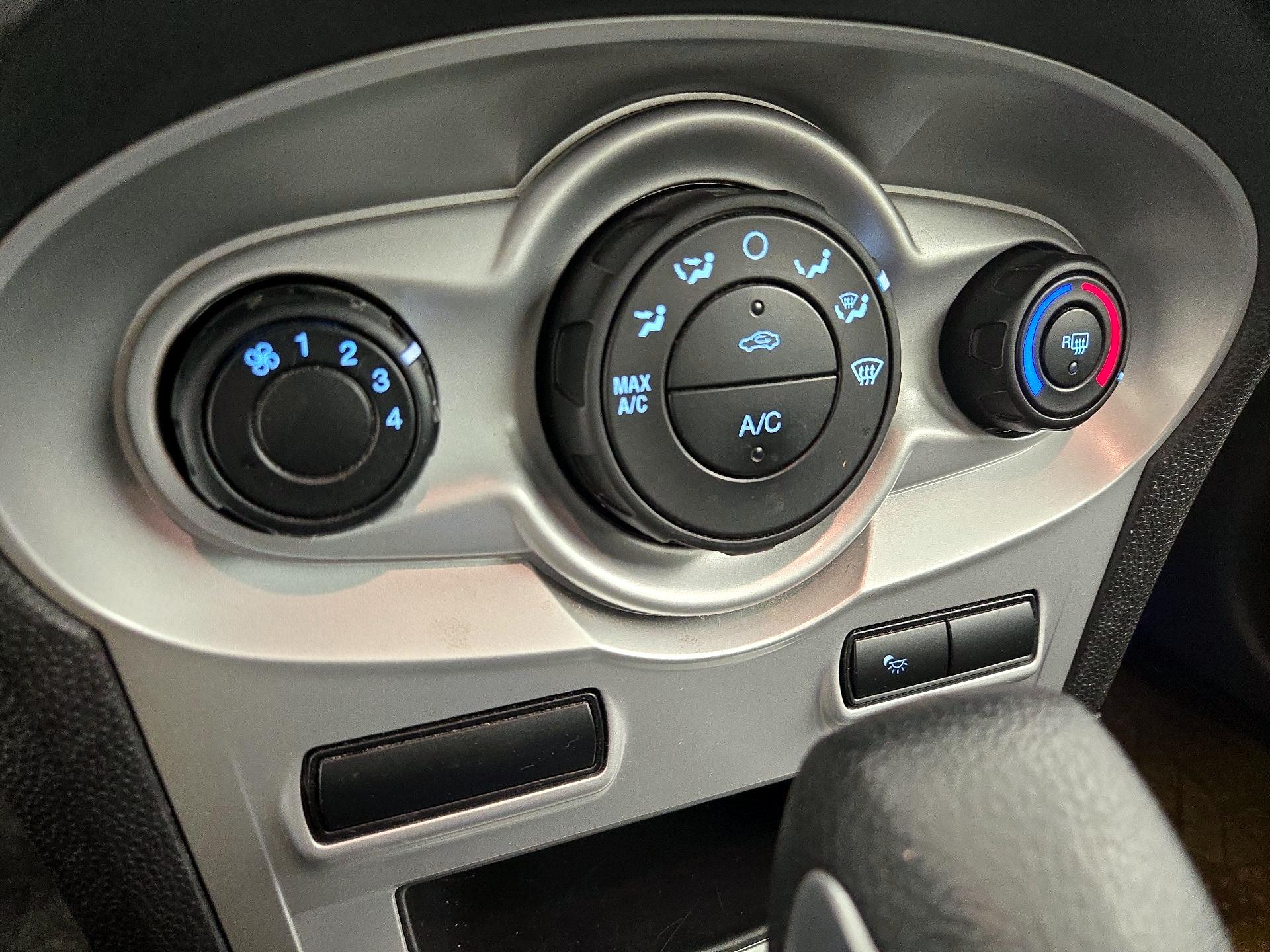 Thumbnail: 2015 Ford Fiesta - 15