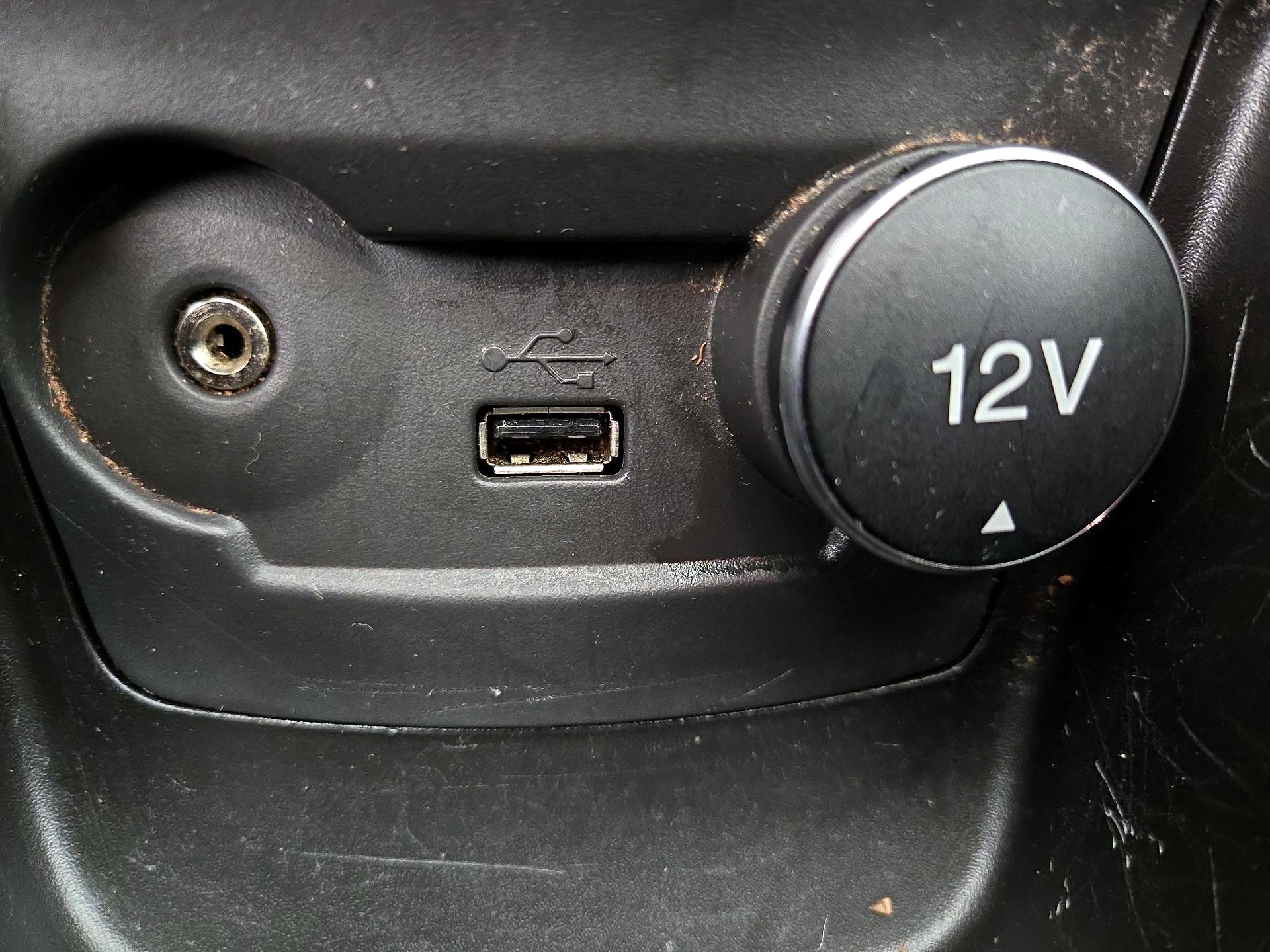 Thumbnail: 2015 Ford Fiesta - 17