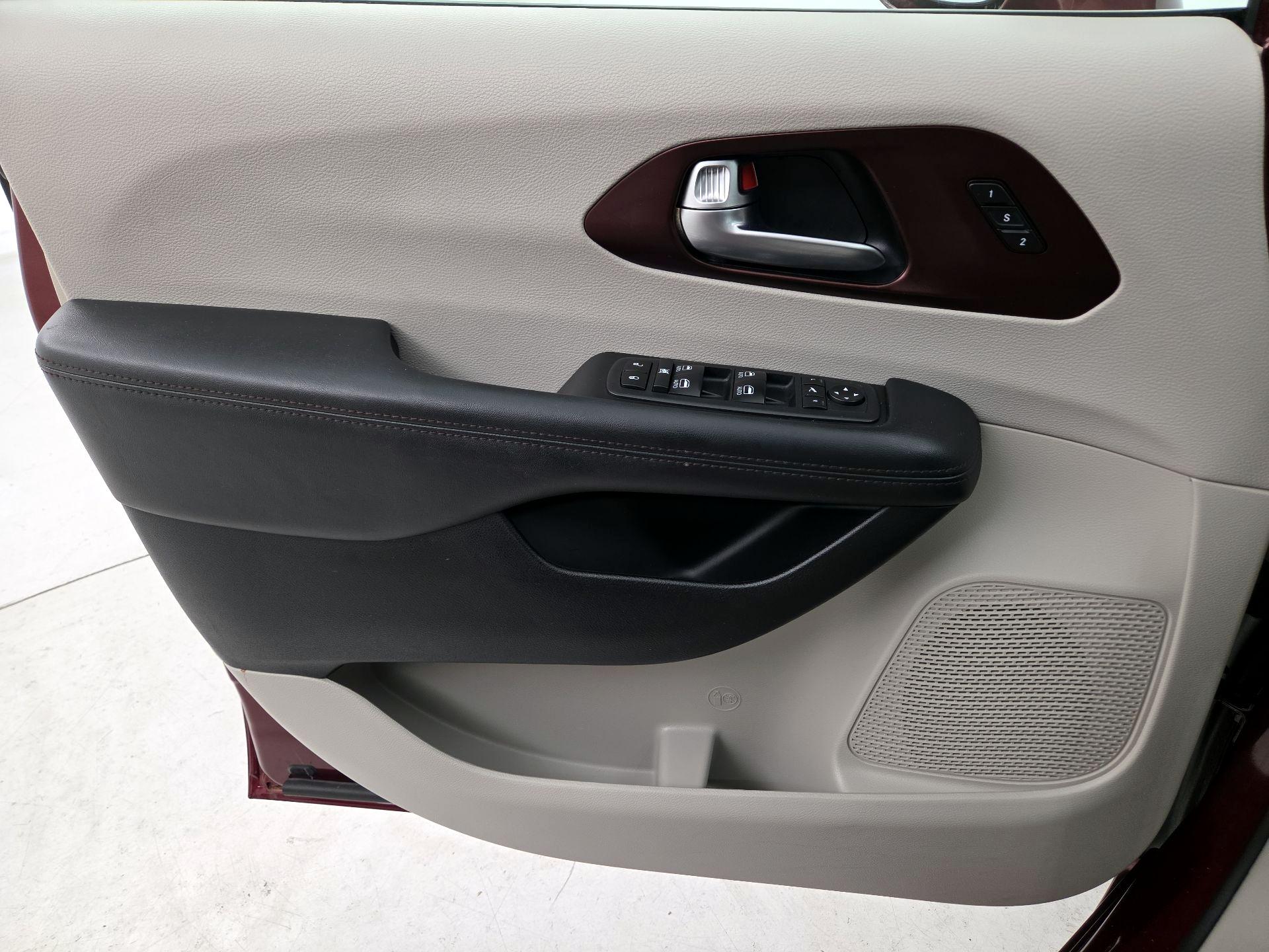 Thumbnail: 2020 Chrysler Pacifica - 12