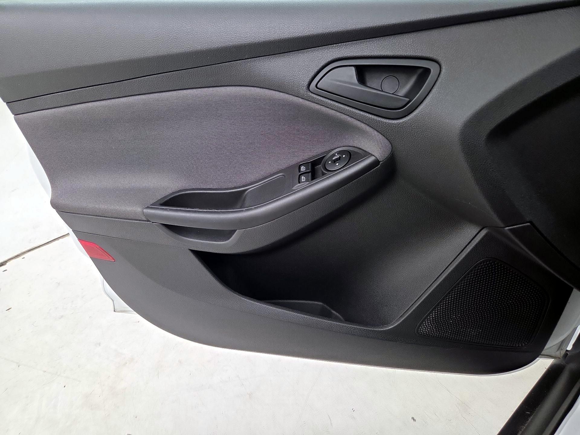 Thumbnail: 2014 Ford Focus - 12