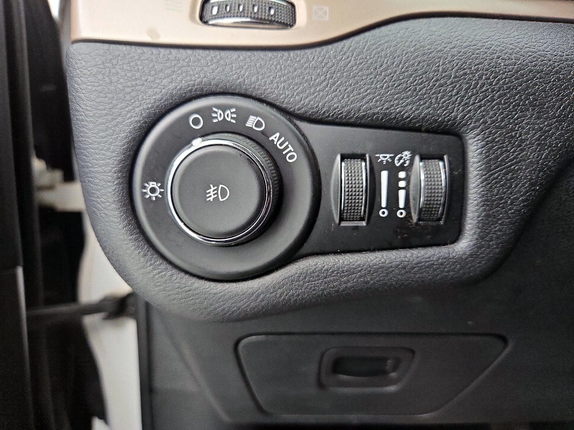 Thumbnail: 2016 Jeep Cherokee - 13