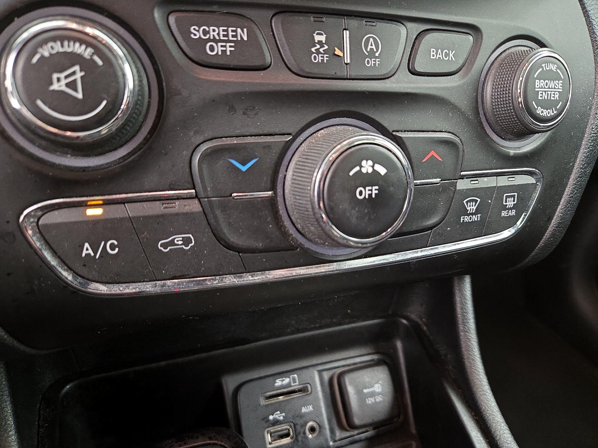 Thumbnail: 2016 Jeep Cherokee - 16
