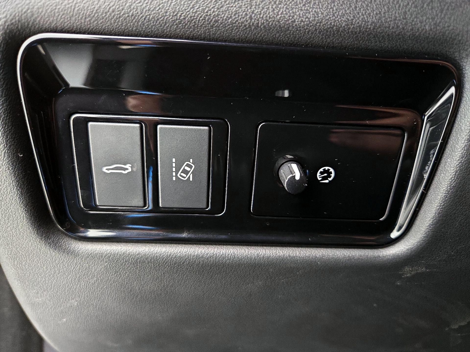 Thumbnail: 2017 Jaguar XE - 13