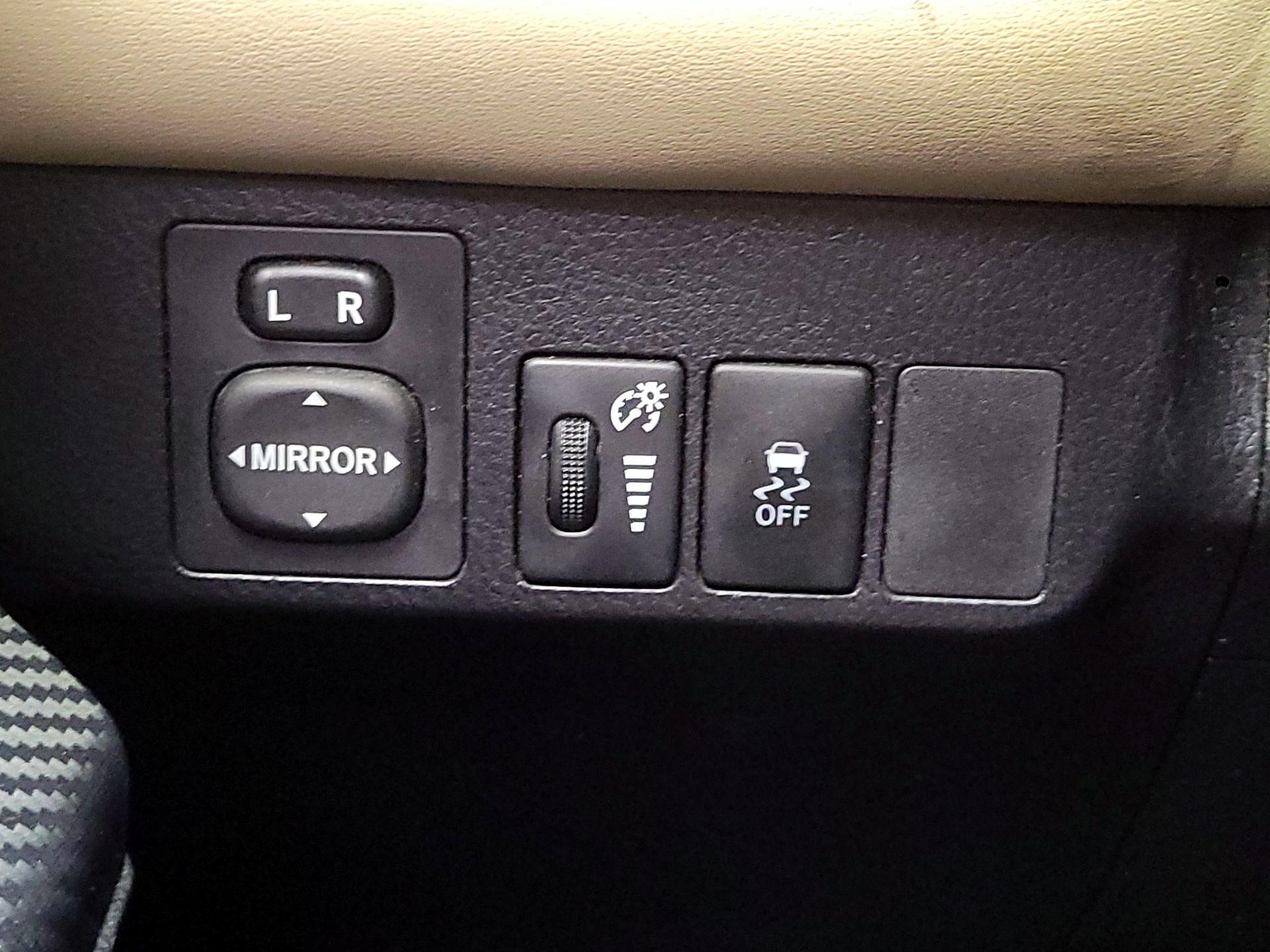 Thumbnail: 2015 Toyota RAV4 - 13