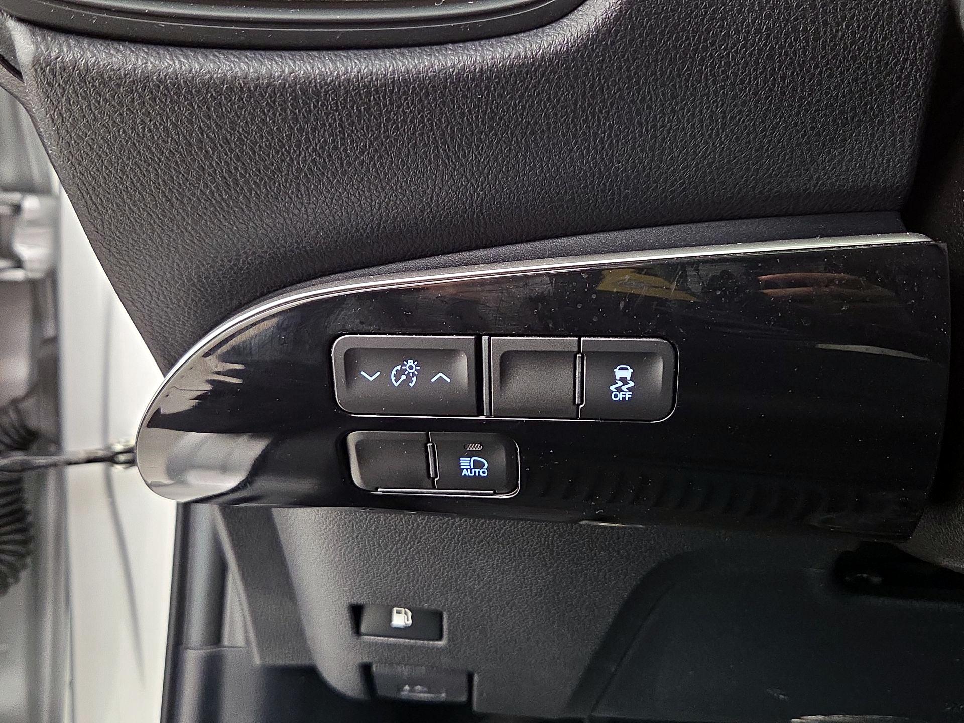 Thumbnail: 2022 Toyota Prius - 13