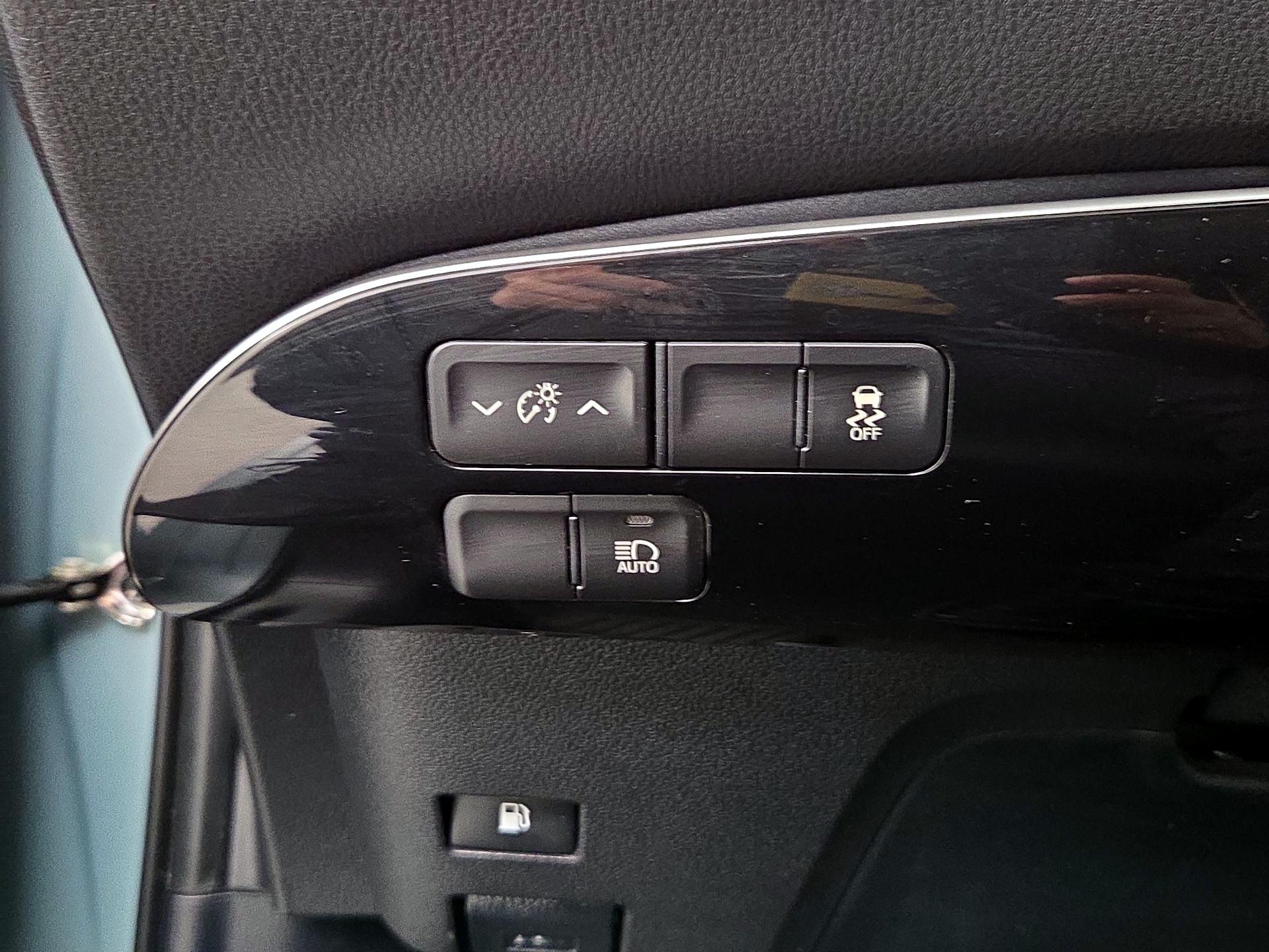 Thumbnail: 2016 Toyota Prius - 13