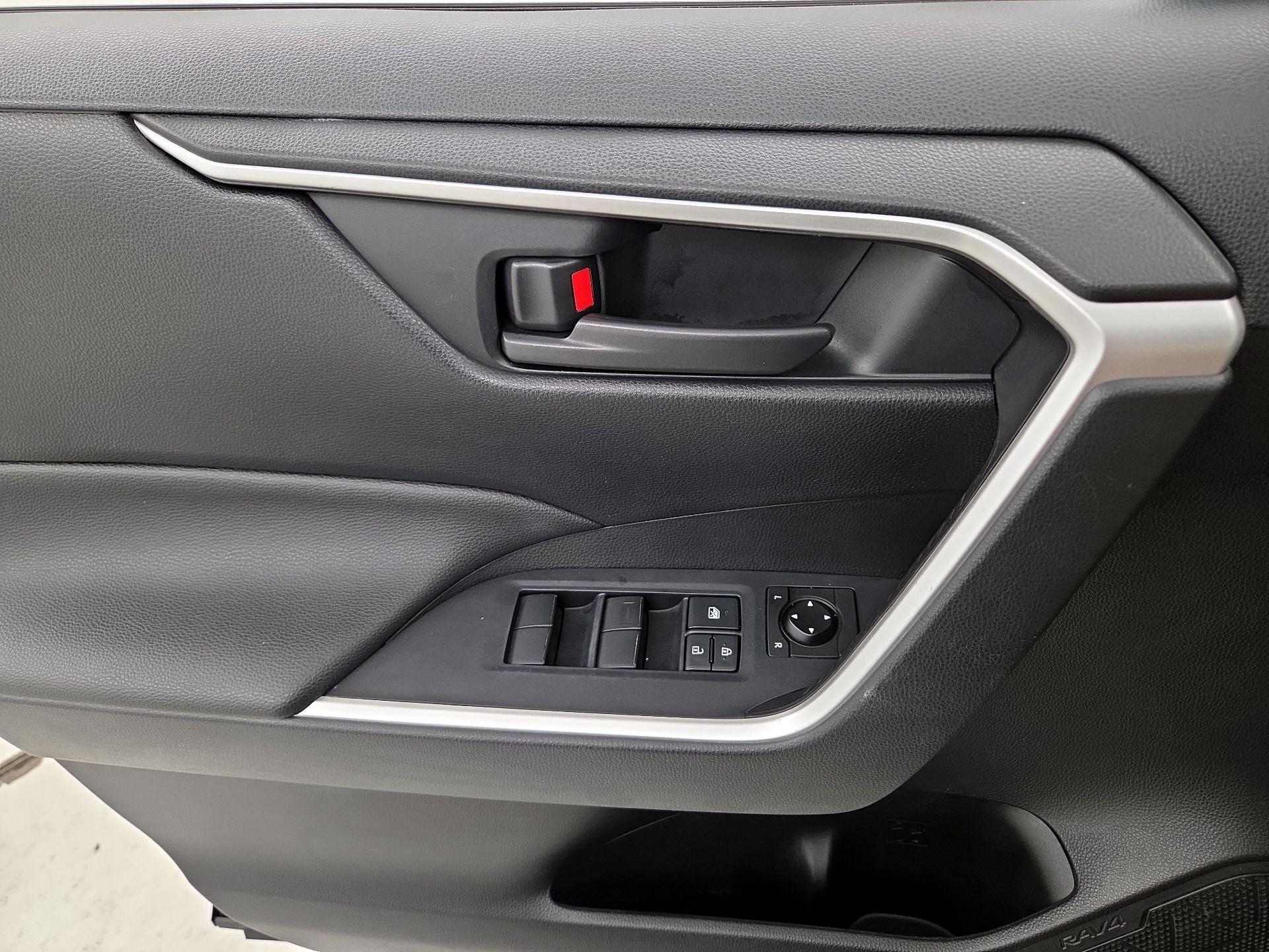 Thumbnail: 2019 Toyota RAV4 - 12