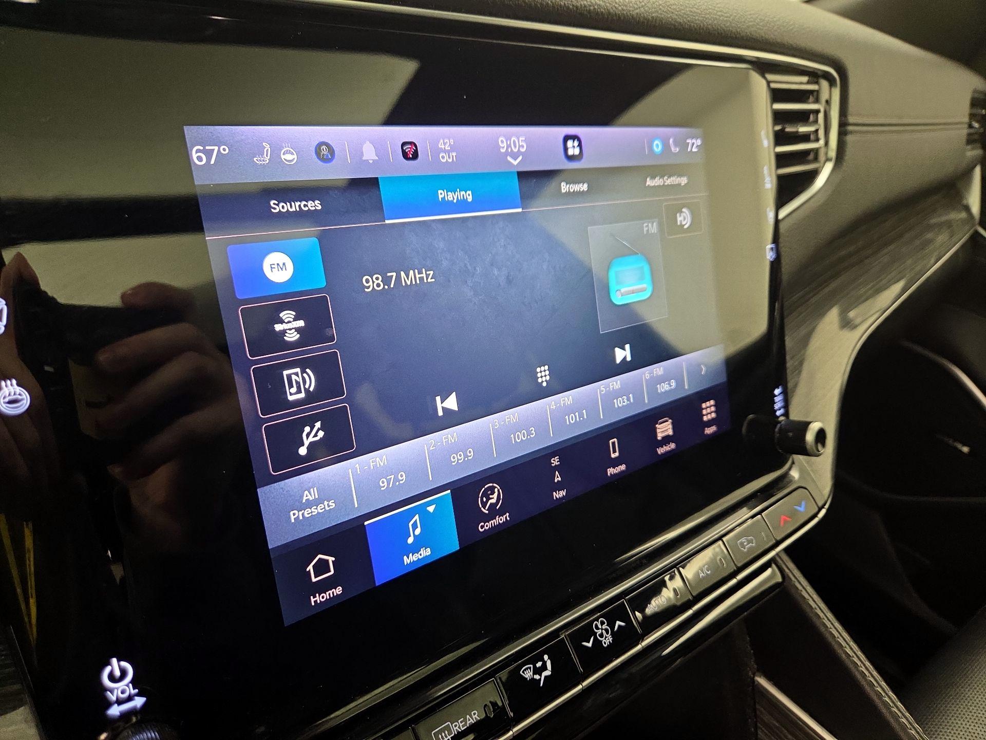 Thumbnail: 2022 Jeep Wagoneer - 16