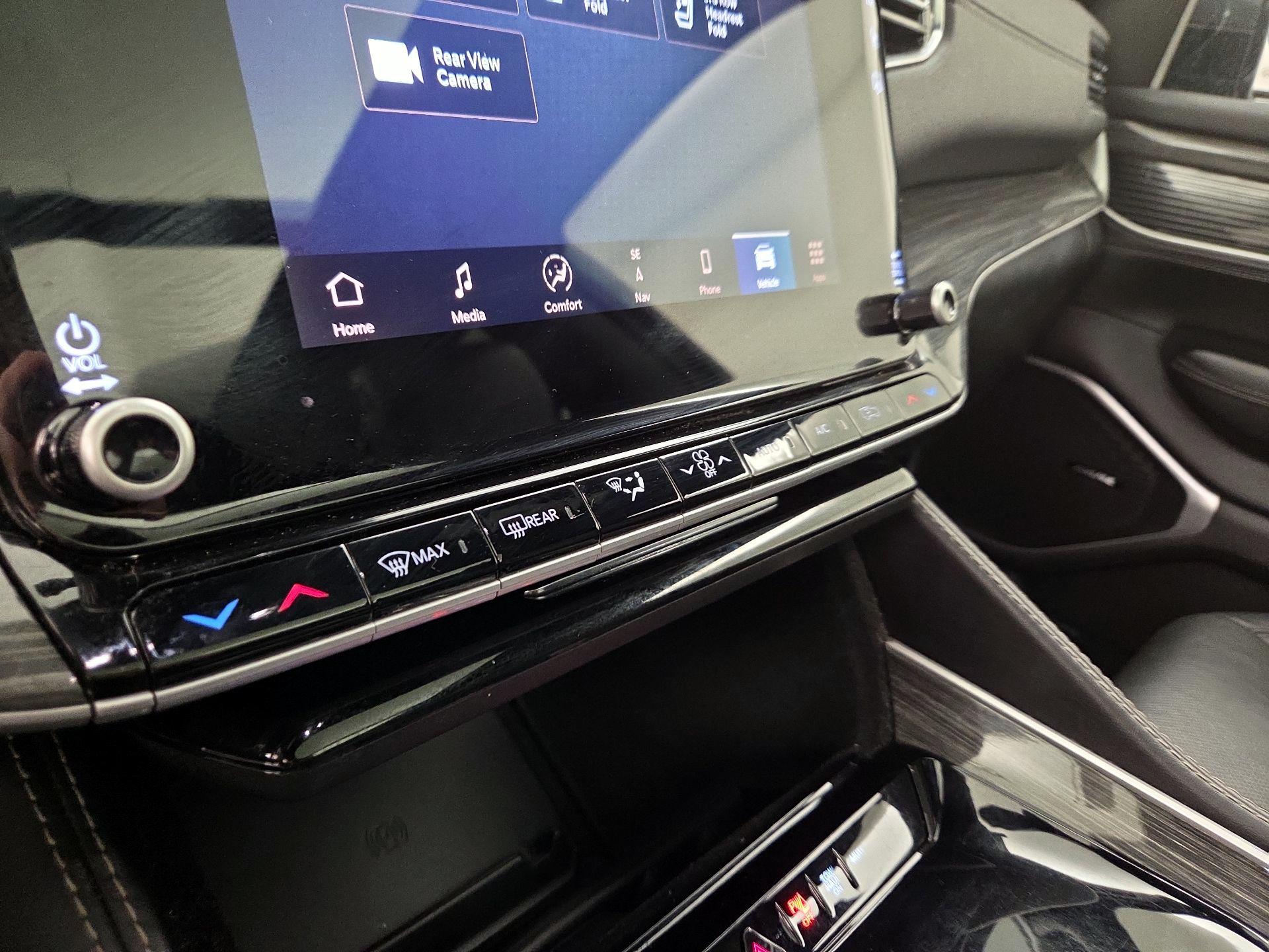 Thumbnail: 2022 Jeep Wagoneer - 17