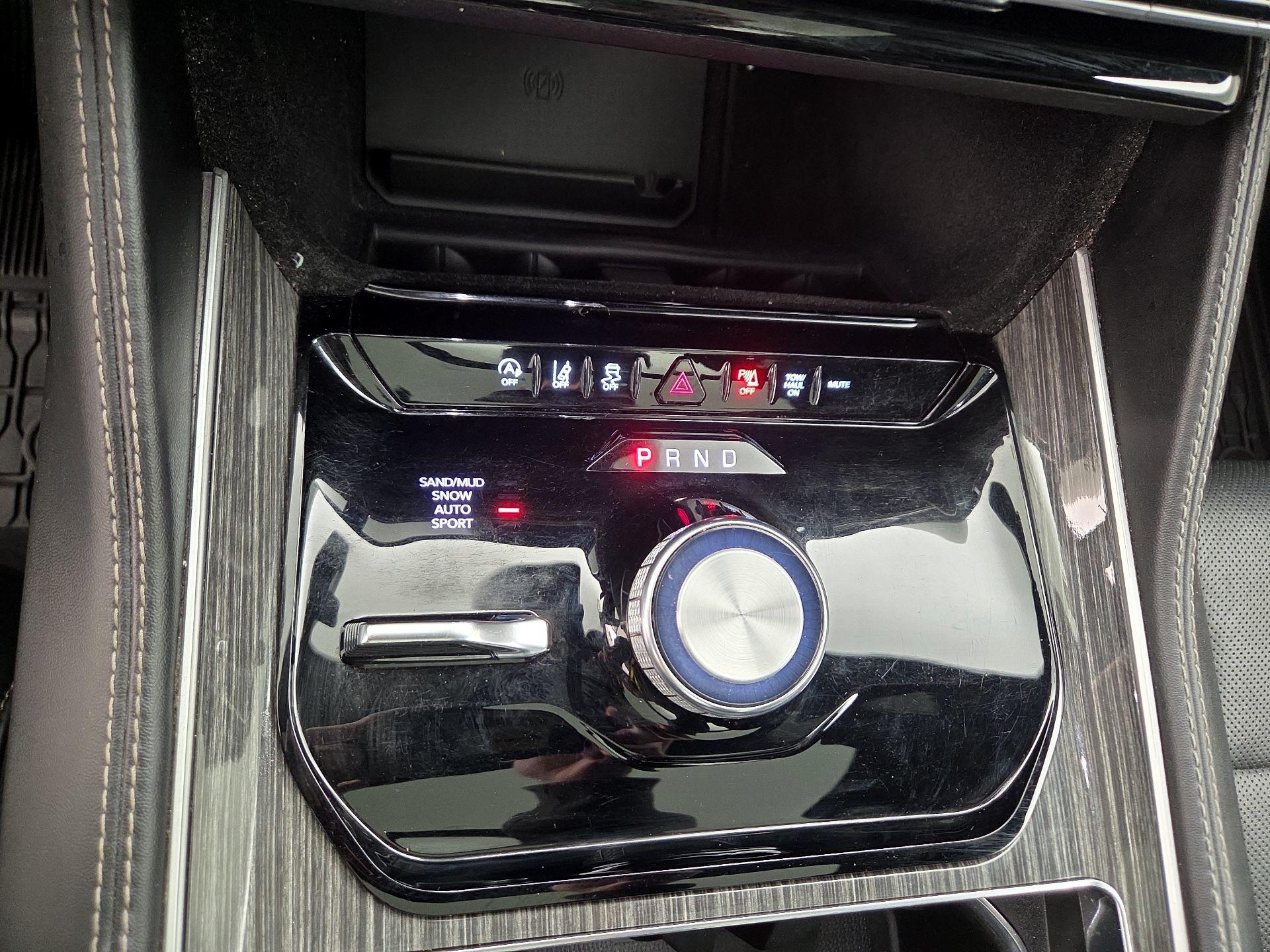 Thumbnail: 2022 Jeep Wagoneer - 18