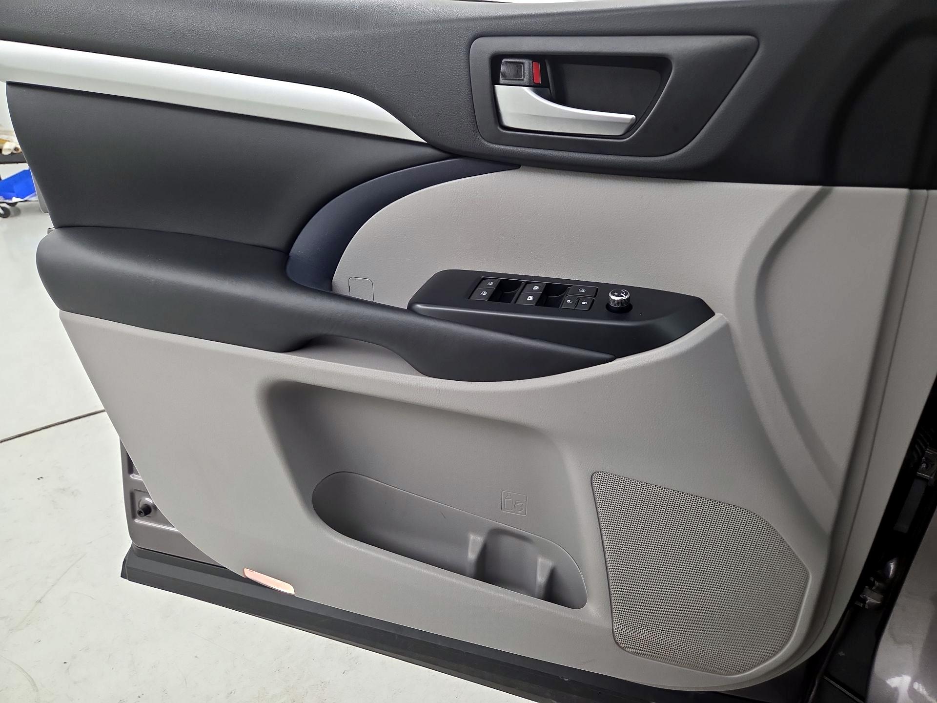 Thumbnail: 2019 Toyota Highlander - 12