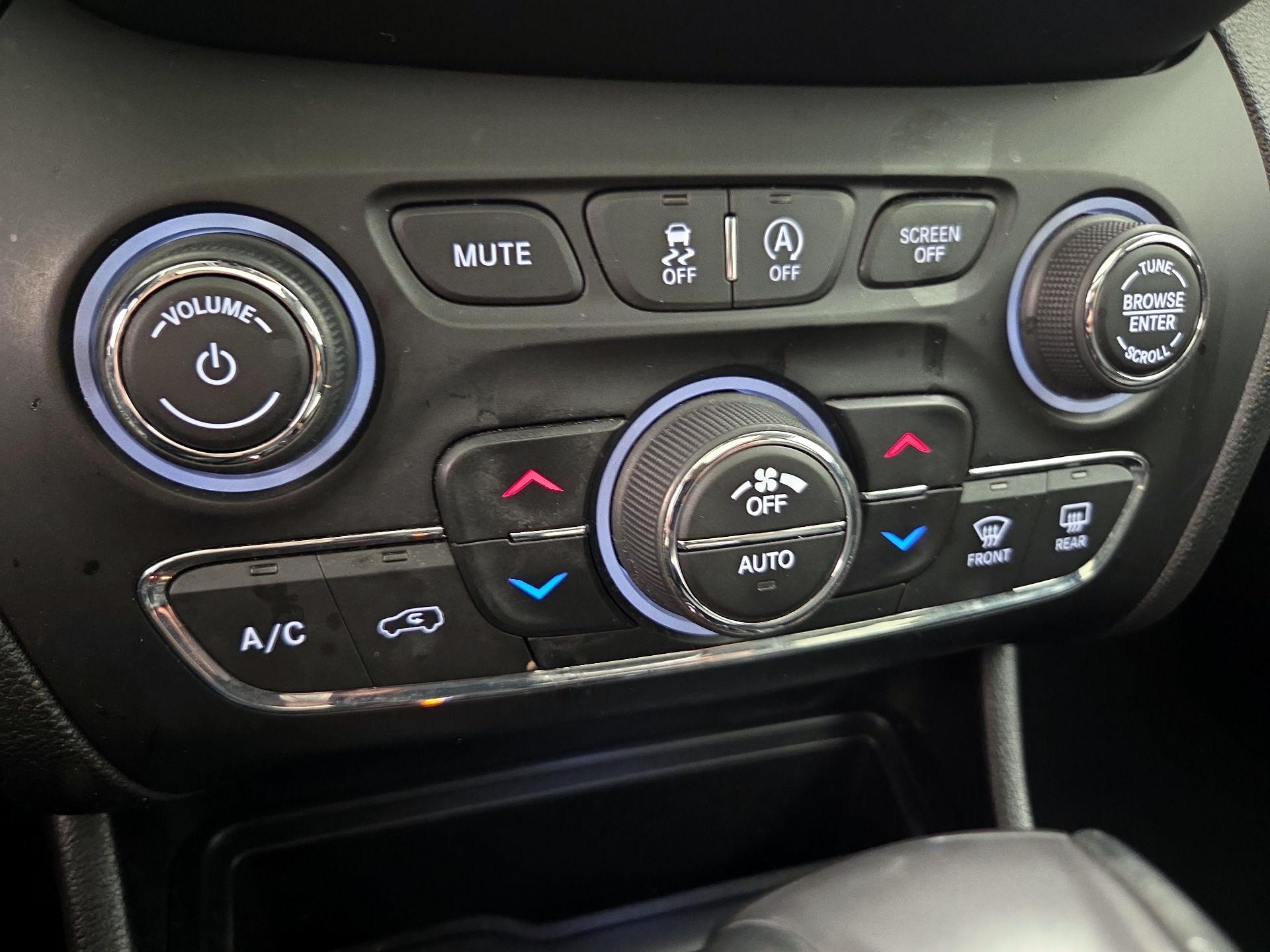 Thumbnail: 2020 Jeep Cherokee - 17