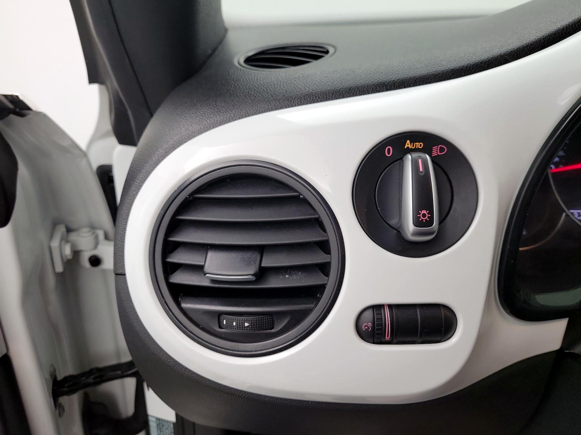 Thumbnail: 2017 Volkswagen Beetle - 13