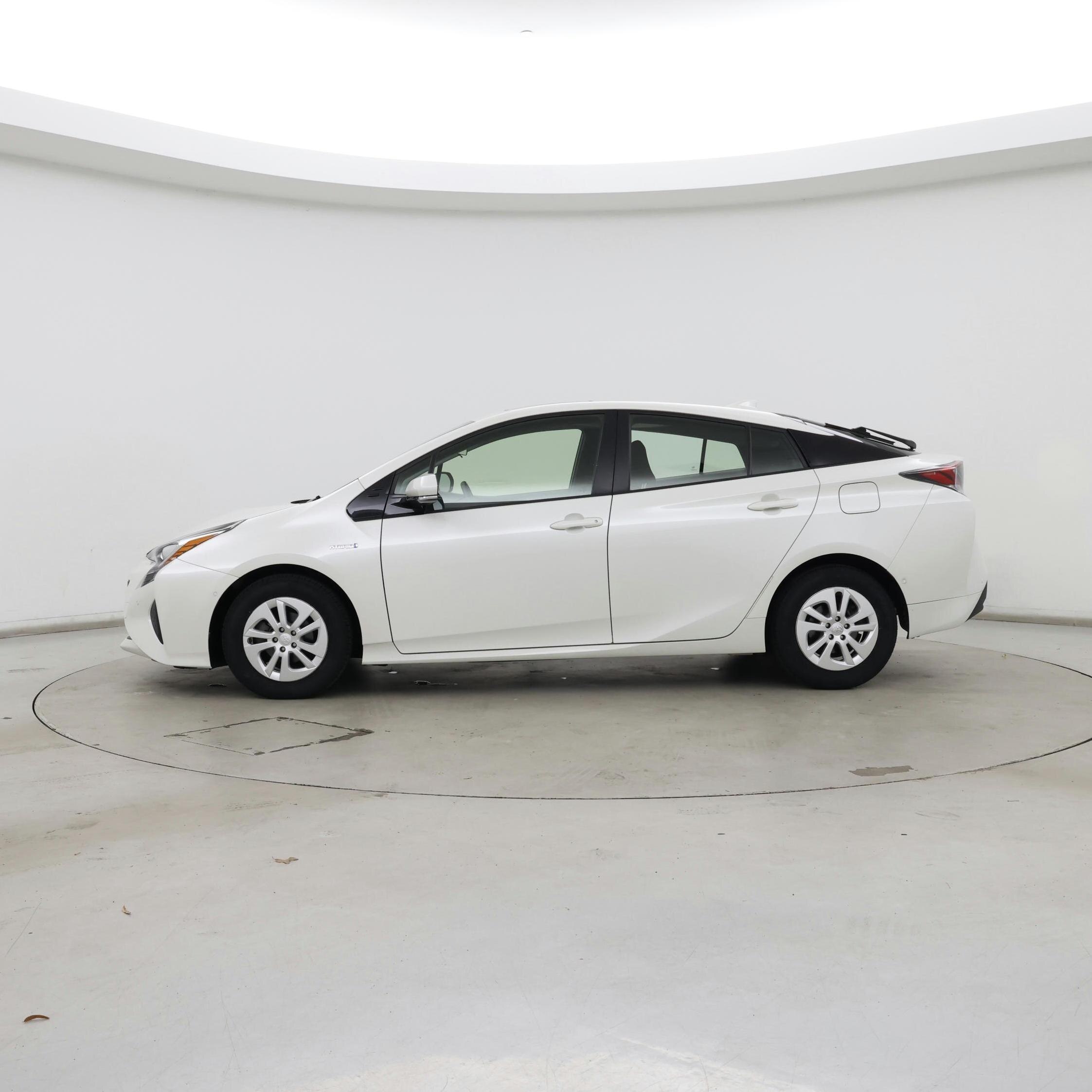 Thumbnail: 2017 Toyota Prius - 3