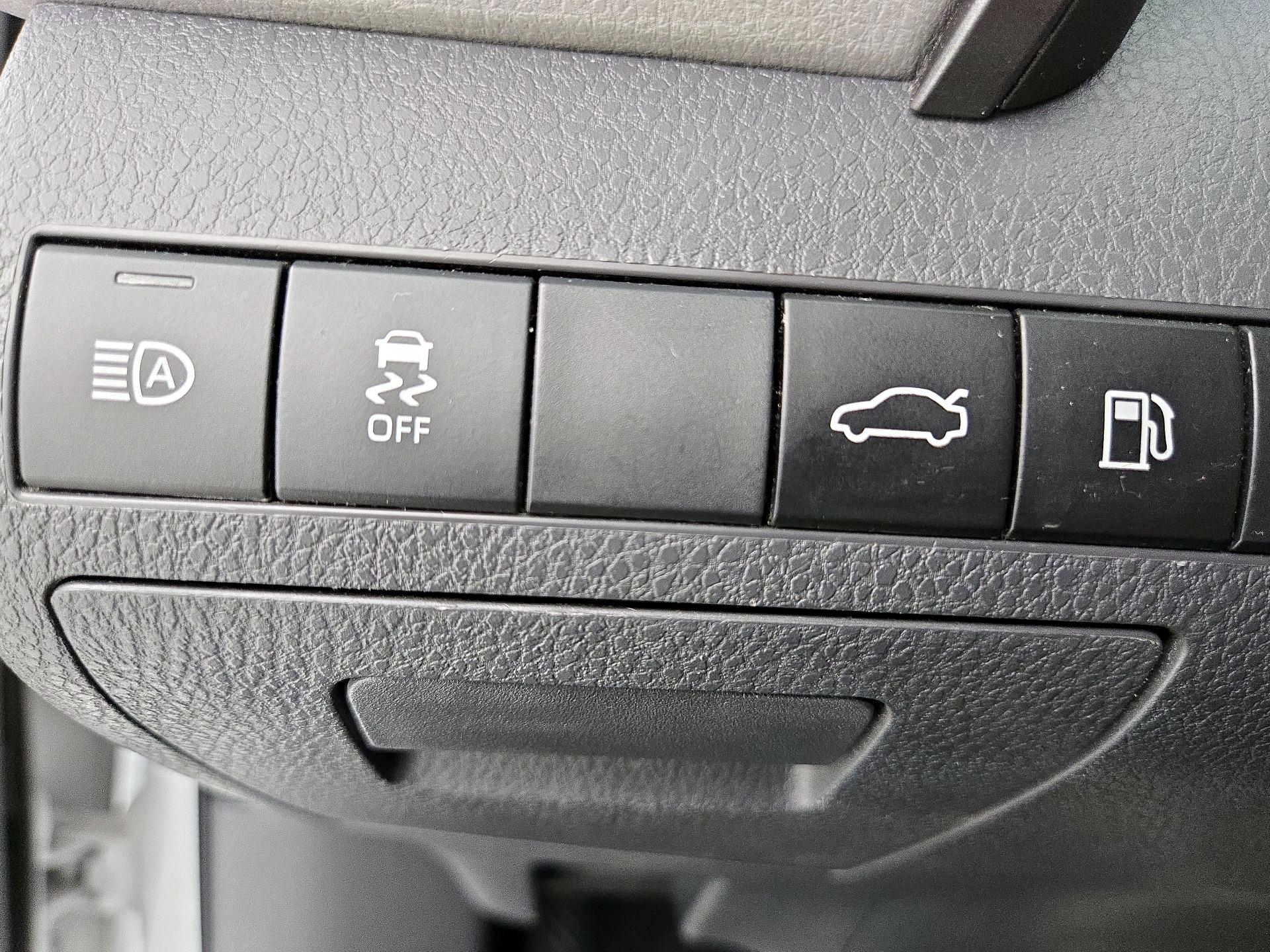 Thumbnail: 2018 Toyota Camry - 13