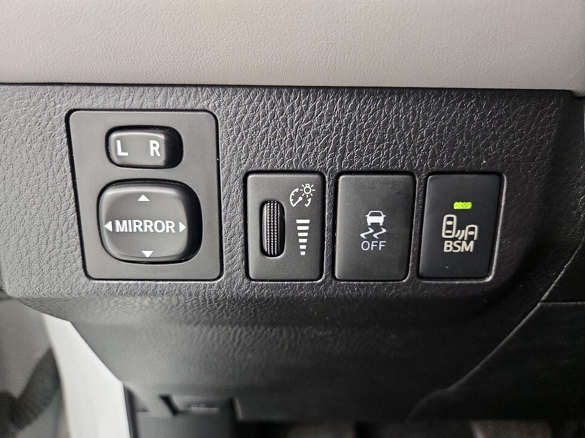 Thumbnail: 2014 Toyota RAV4 - 13