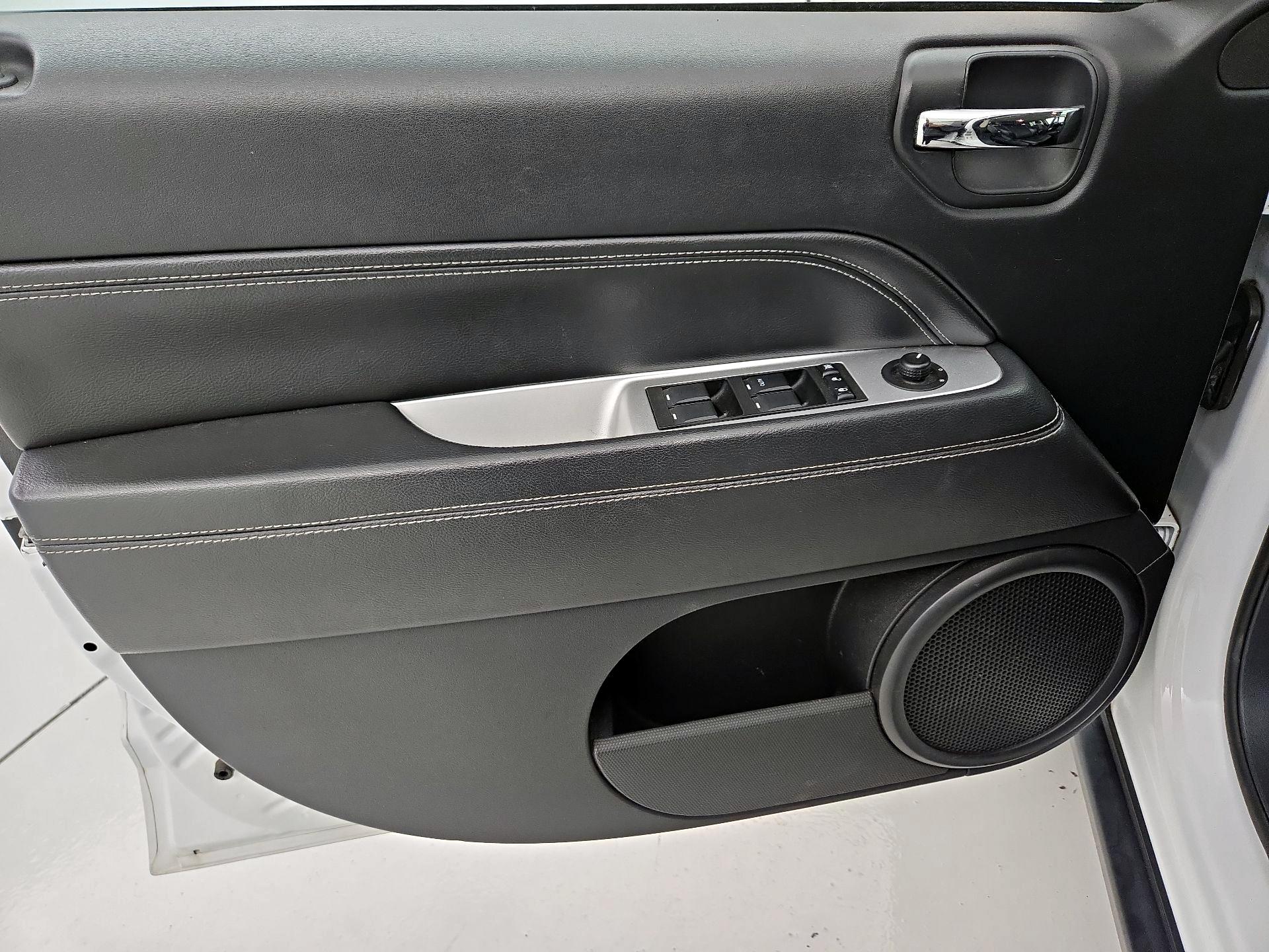 Thumbnail: 2016 Jeep Compass - 12