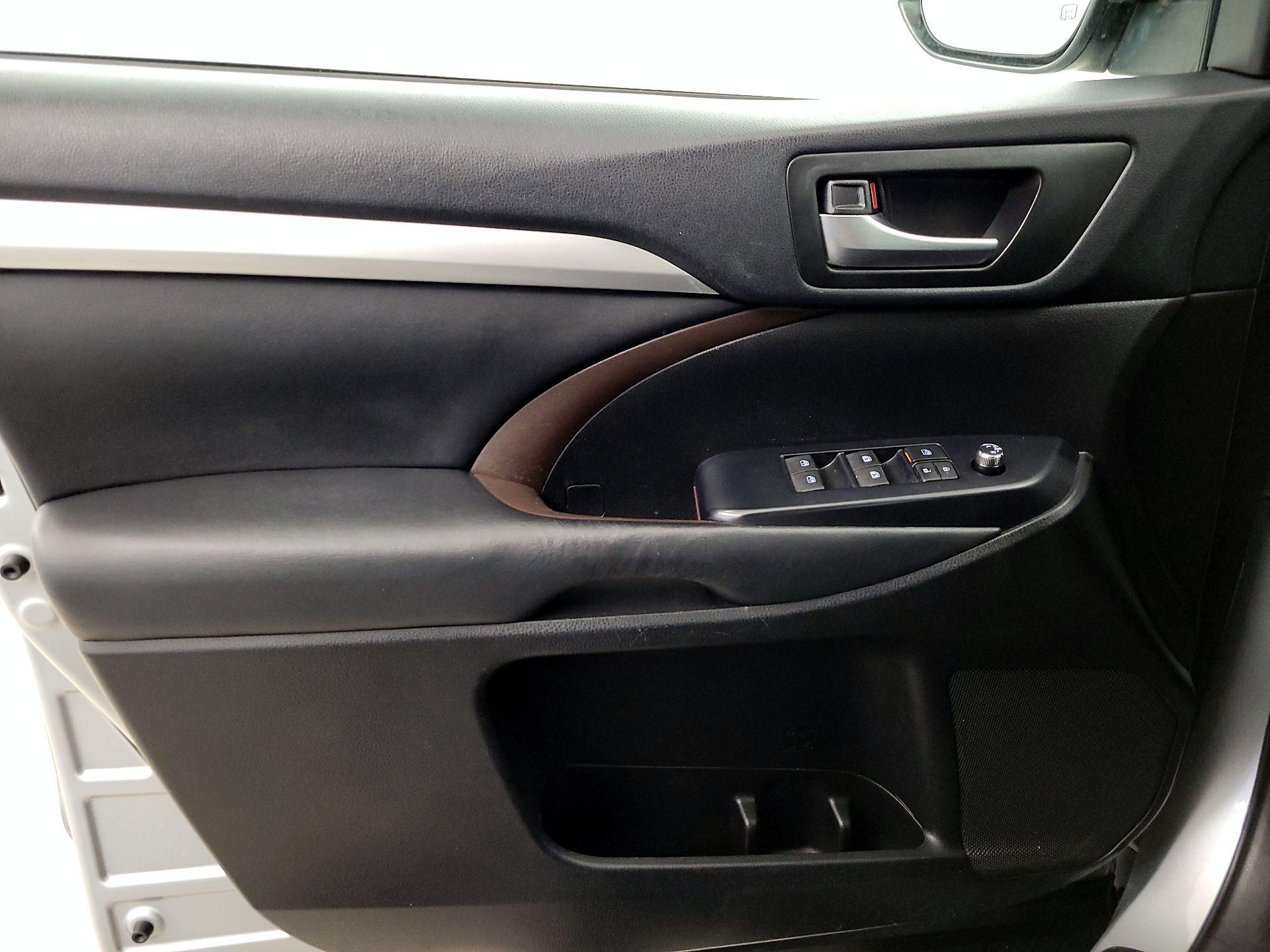 Thumbnail: 2019 Toyota Highlander - 12