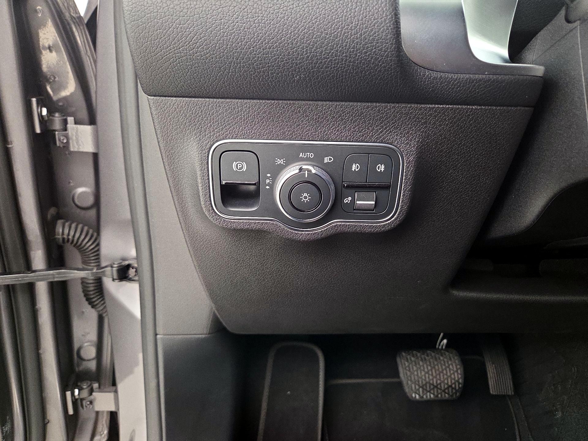 Thumbnail: 2021 Mercedes-Benz GLB - 13