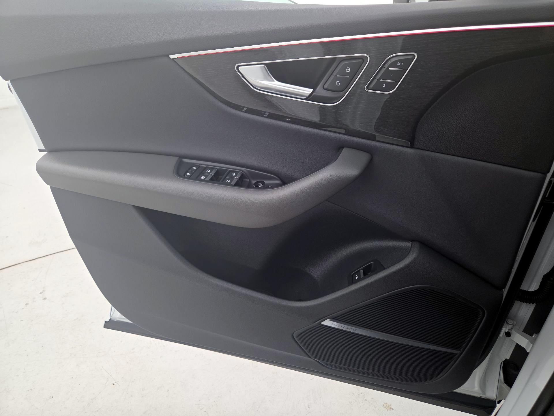 Thumbnail: 2021 Audi Q8 - 12