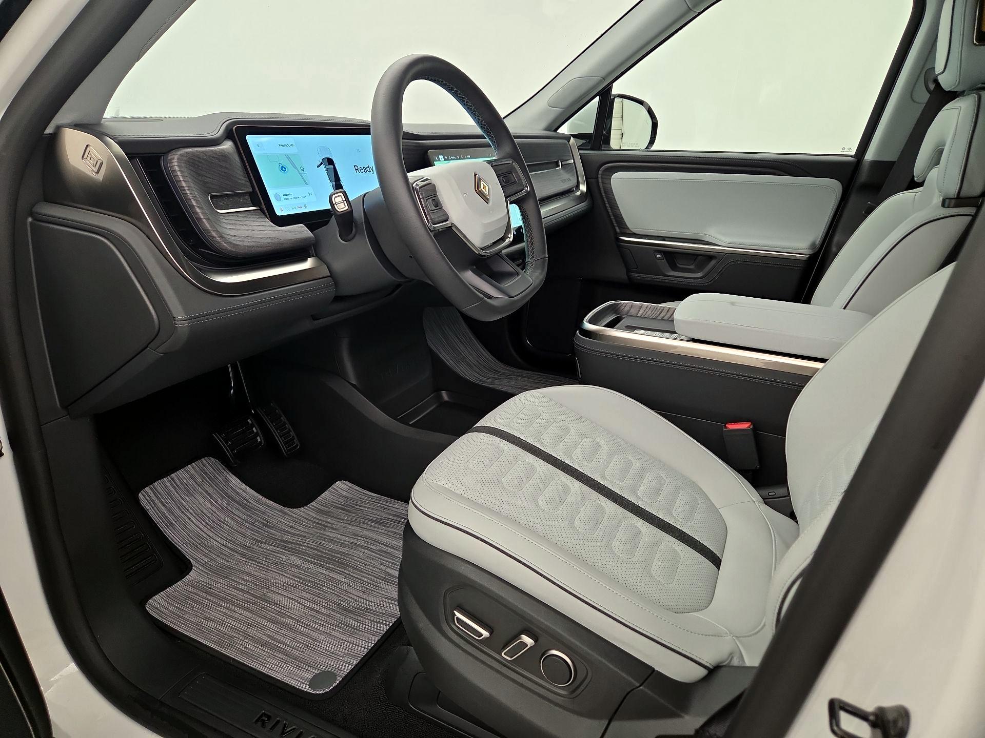 Thumbnail: 2025 Rivian R1S - 11