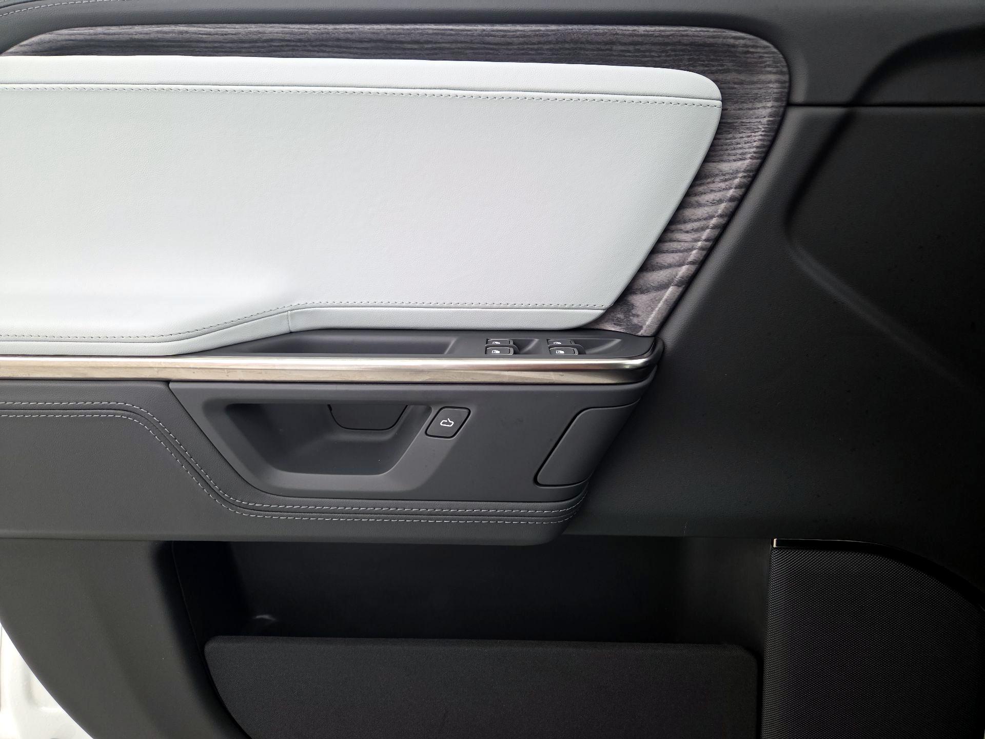 Thumbnail: 2025 Rivian R1S - 12