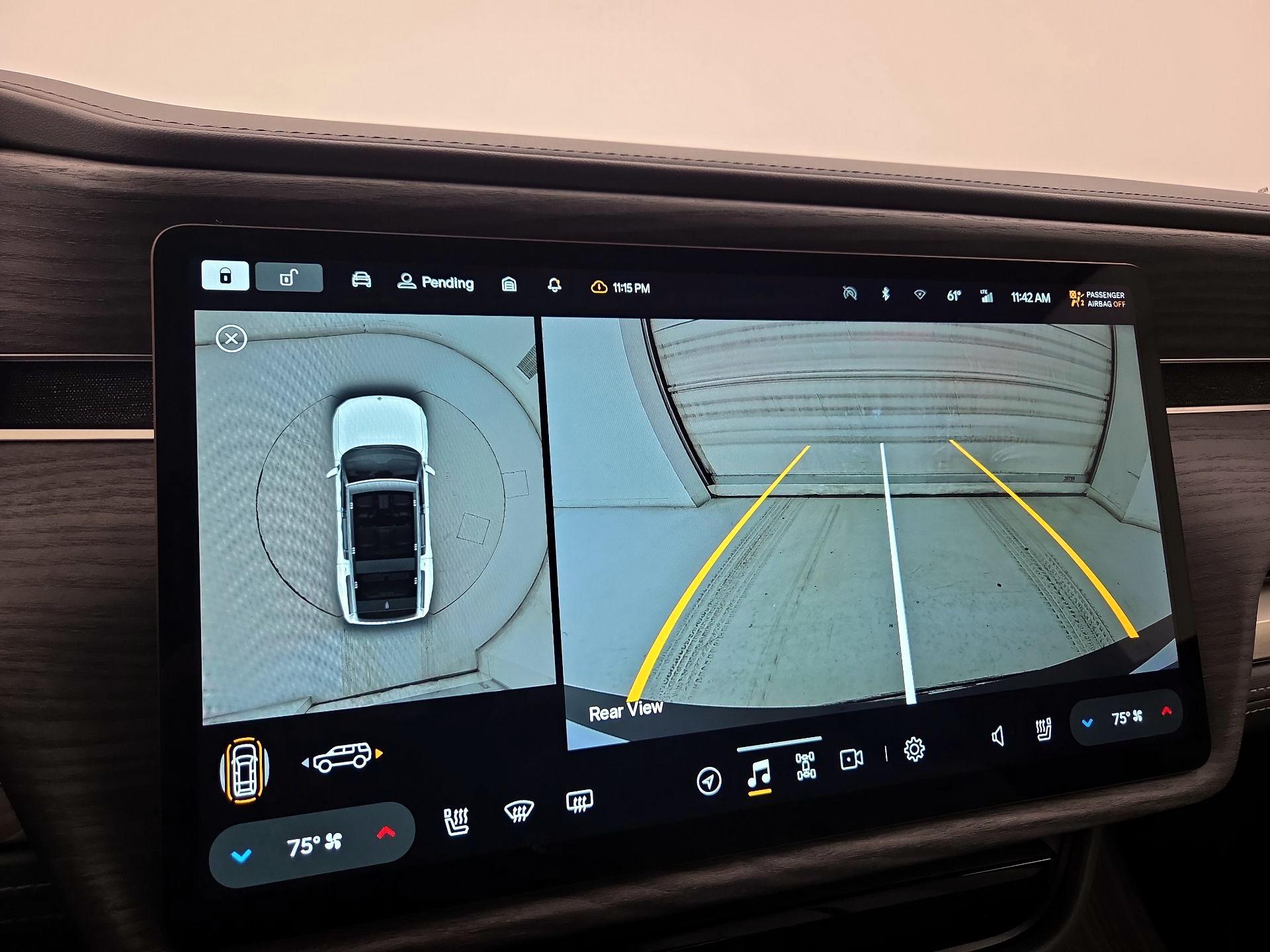 Thumbnail: 2025 Rivian R1S - 14