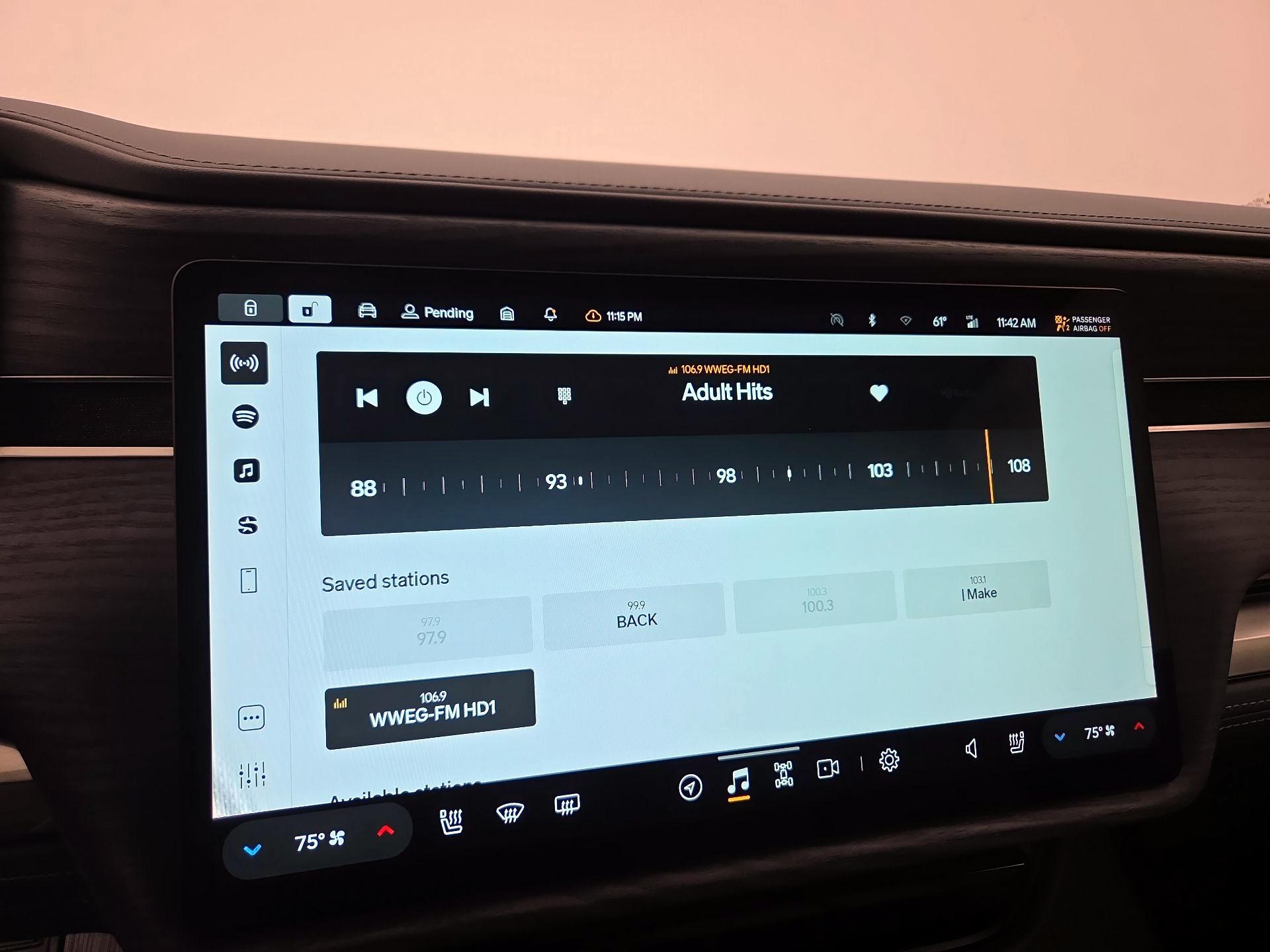 Thumbnail: 2025 Rivian R1S - 15