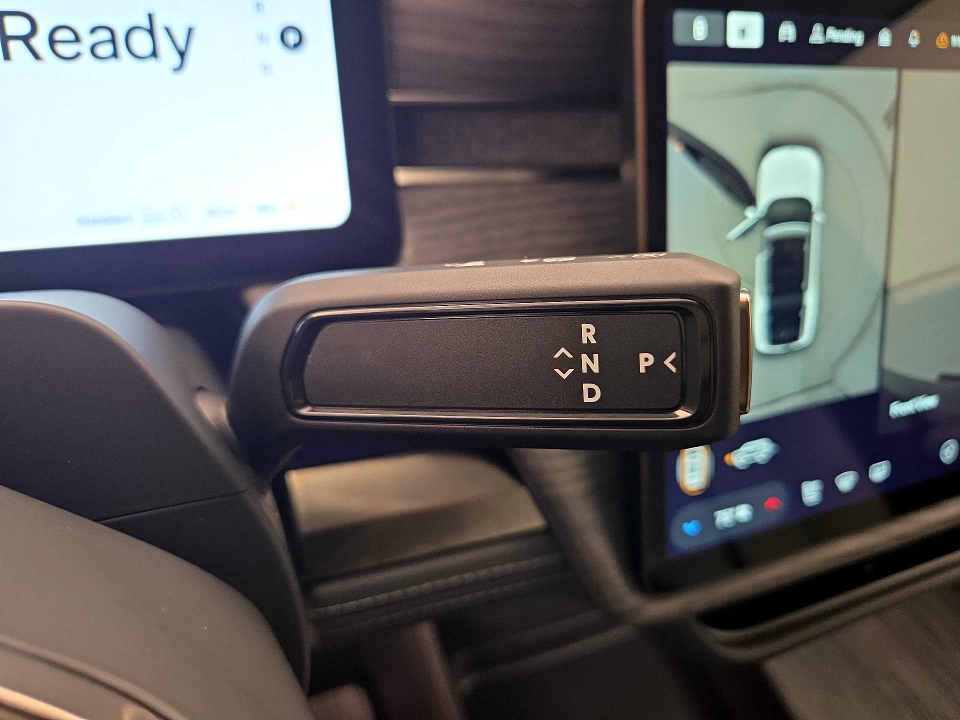 Thumbnail: 2025 Rivian R1S - 17