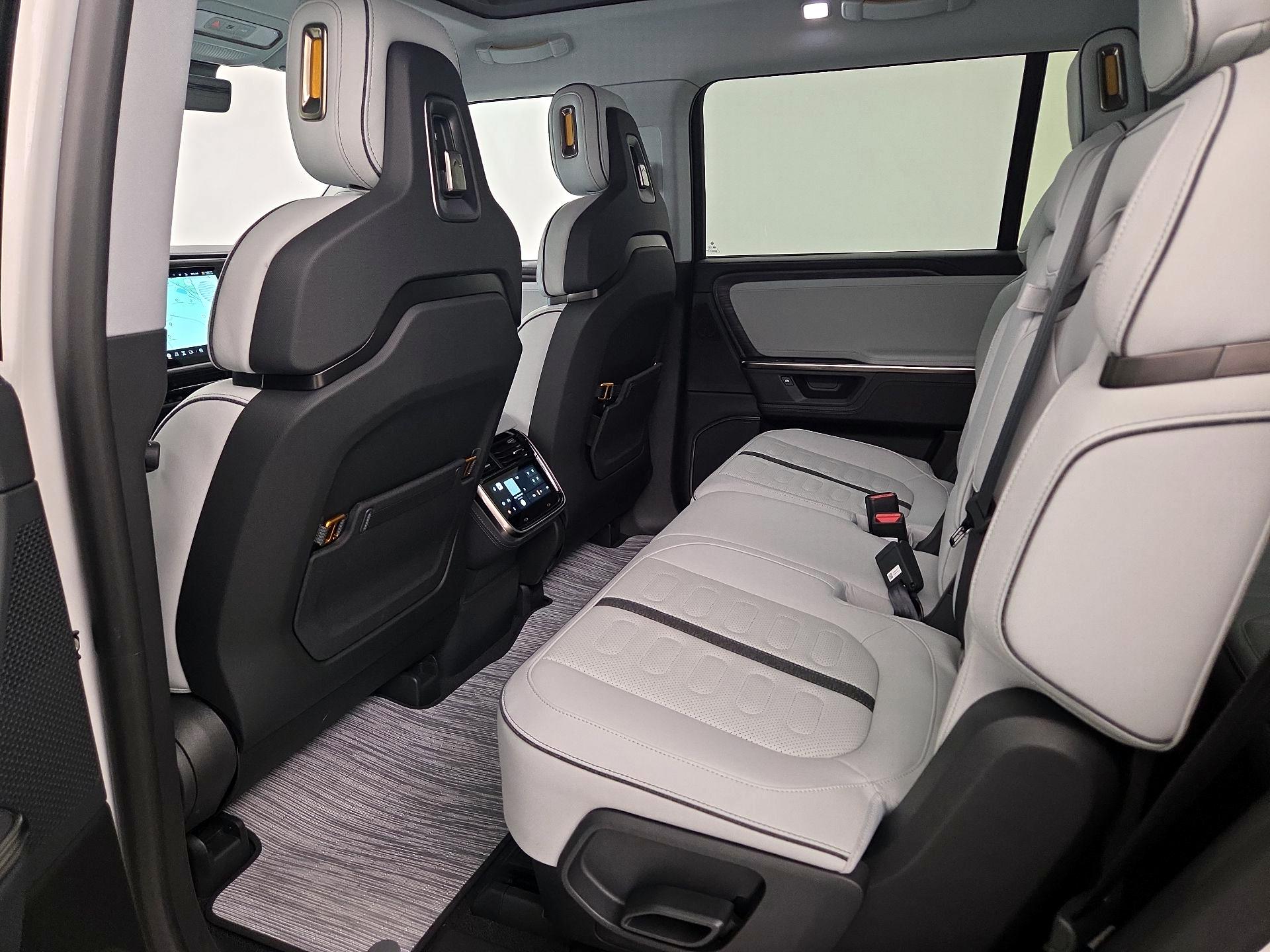 Thumbnail: 2025 Rivian R1S - 19