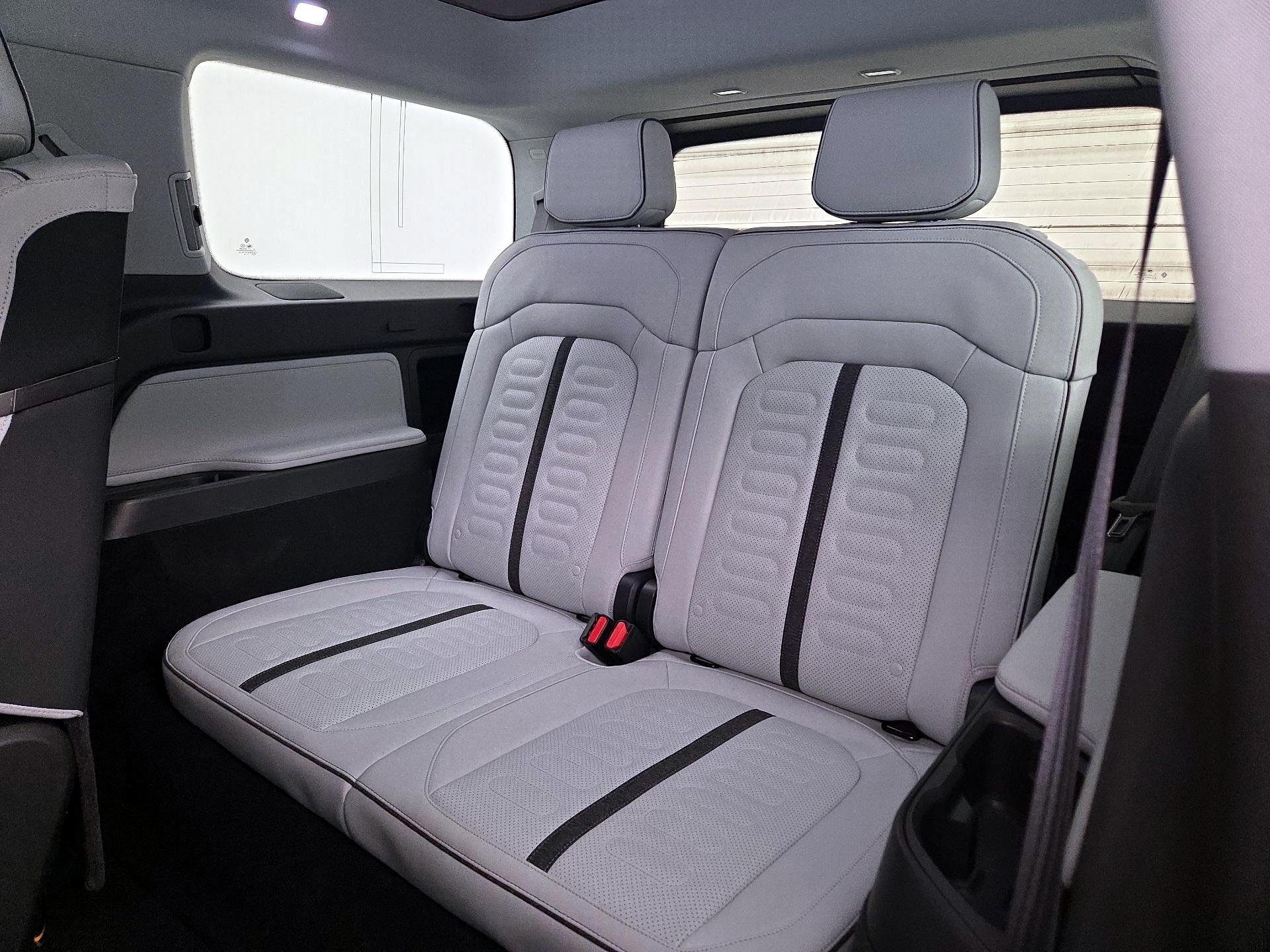 Thumbnail: 2025 Rivian R1S - 20