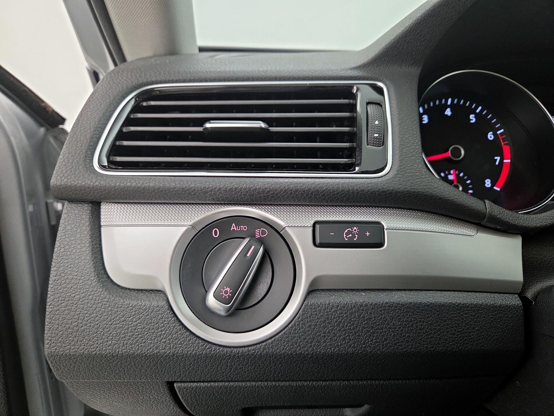 Thumbnail: 2019 Volkswagen Passat - 13