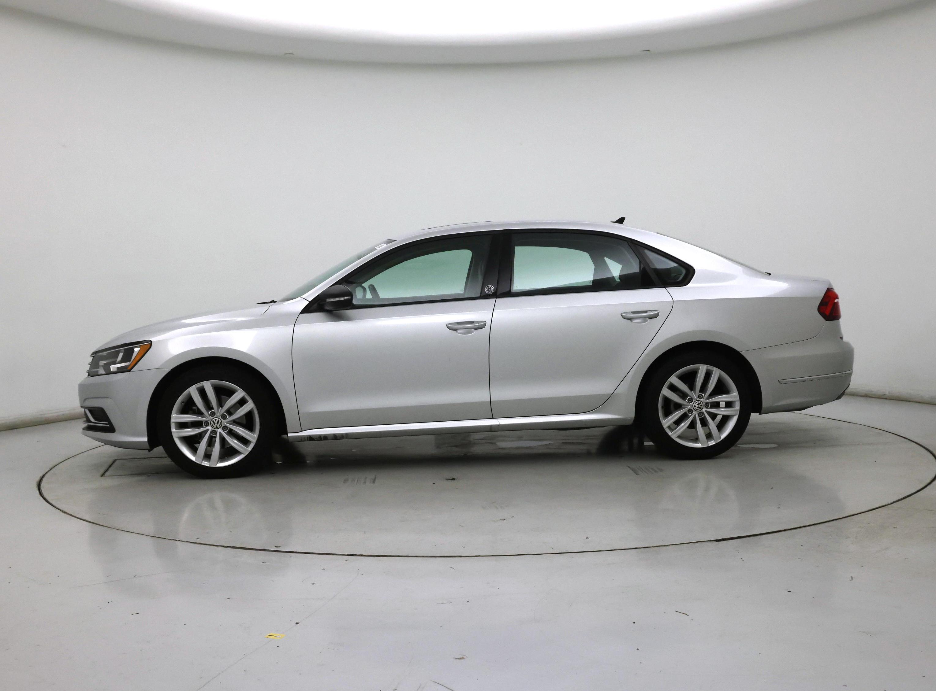 Thumbnail: 2019 Volkswagen Passat - 3